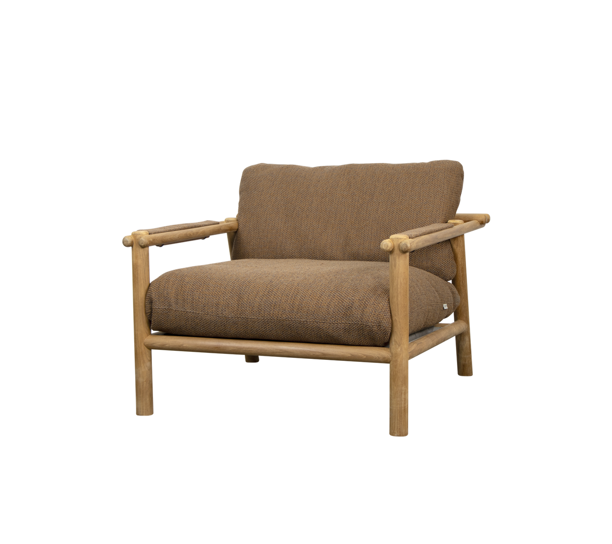 Una silla cómoda con un marco de madera y suaves cojines marrones, diseñada para la relajación y el estilo.