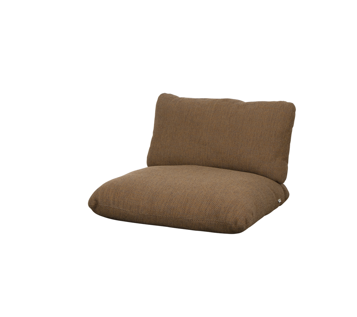 Silla acolchada marrón con respaldo, diseñada para la comodidad y la relajación, con una tela suave y texturizada.