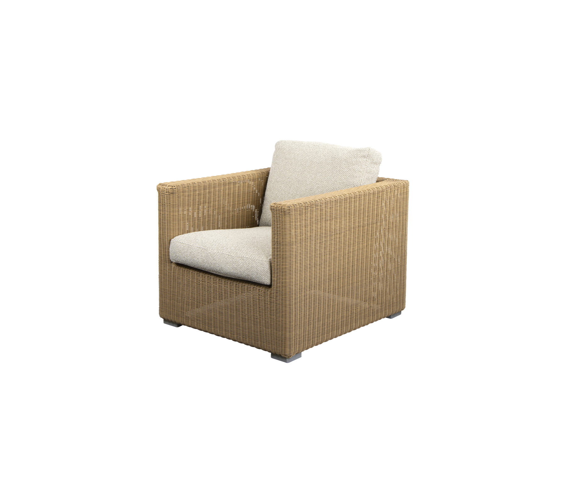 Sillón elegante con un exterior tejido y un cojín de color claro, perfecto para añadir comodidad y elegancia a cualquier espacio.