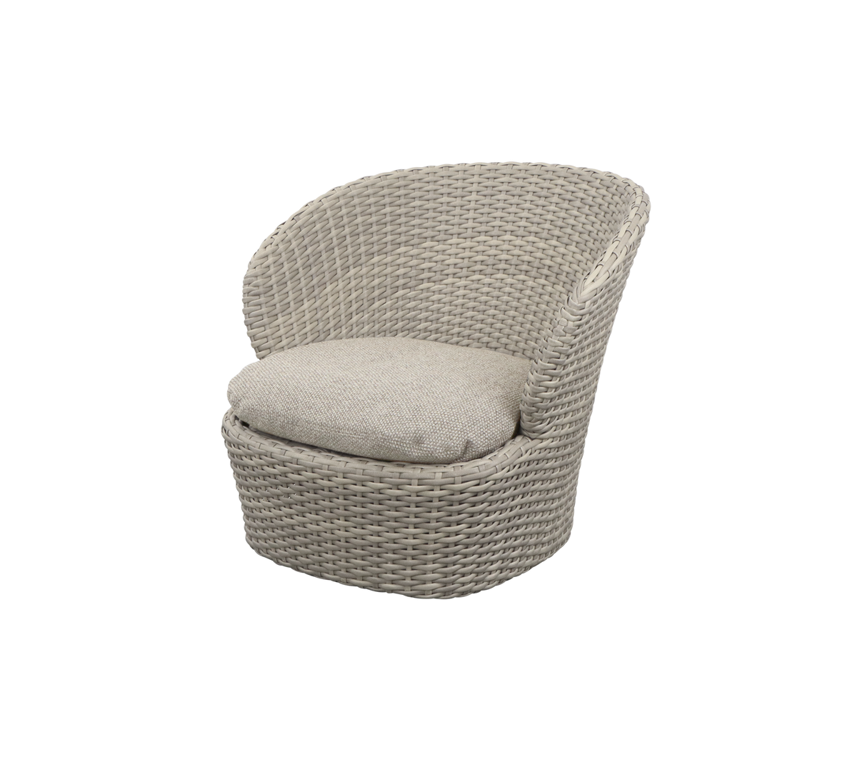Silla acogedora y curva con un diseño tejido y un cojín suave, que ofrece una opción de asiento cómoda para relajarse.