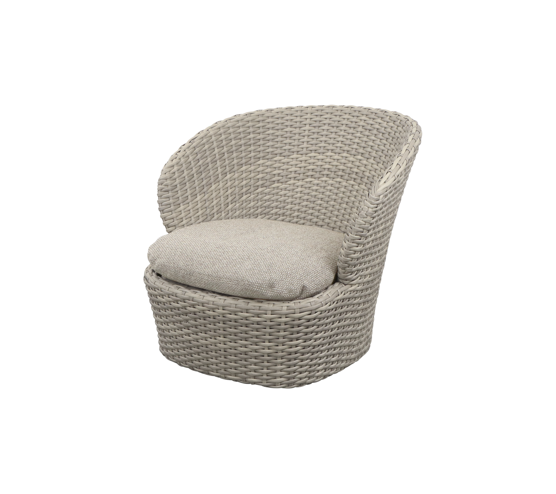 Silla acogedora y curva con un diseño tejido y un cojín suave, que ofrece una opción de asiento cómoda para relajarse.