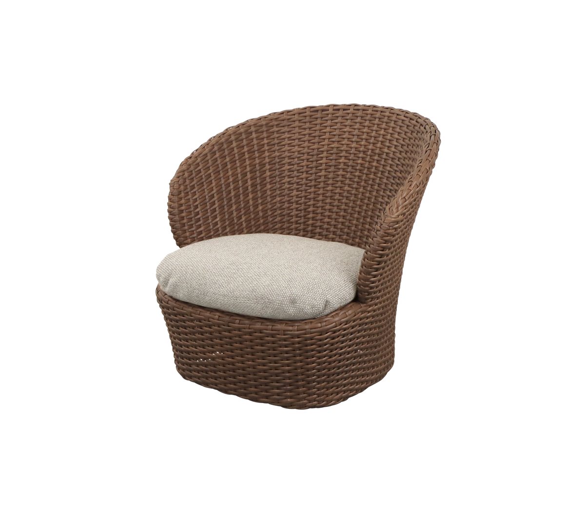 Silla de mimbre trenzado con asiento acolchado, que ofrece una opción de asiento elegante y cómoda. Ideal para relajarse y entornos informales.