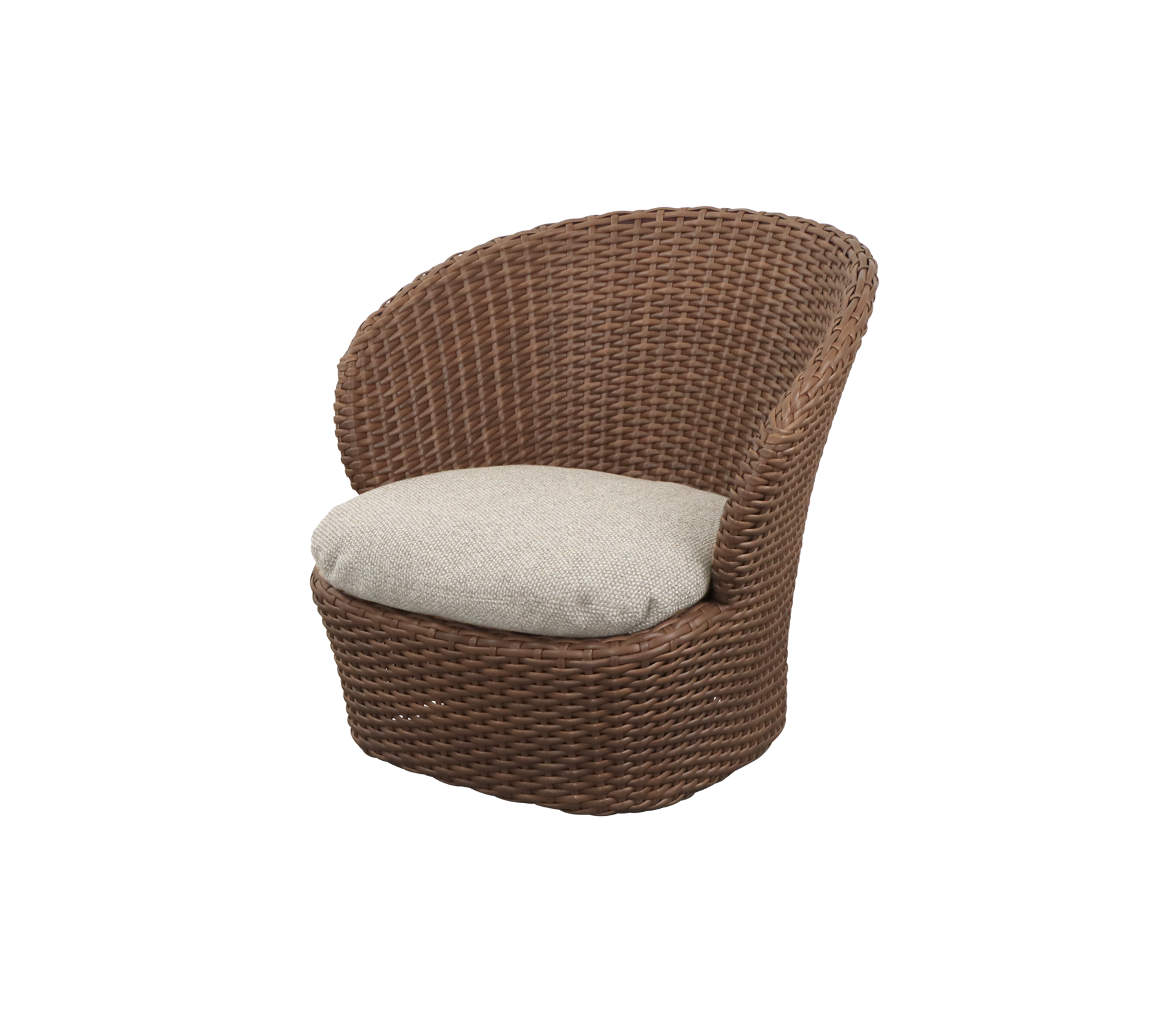 Silla de mimbre trenzado con asiento acolchado, que ofrece una opción de asiento elegante y cómoda. Ideal para relajarse y entornos informales.