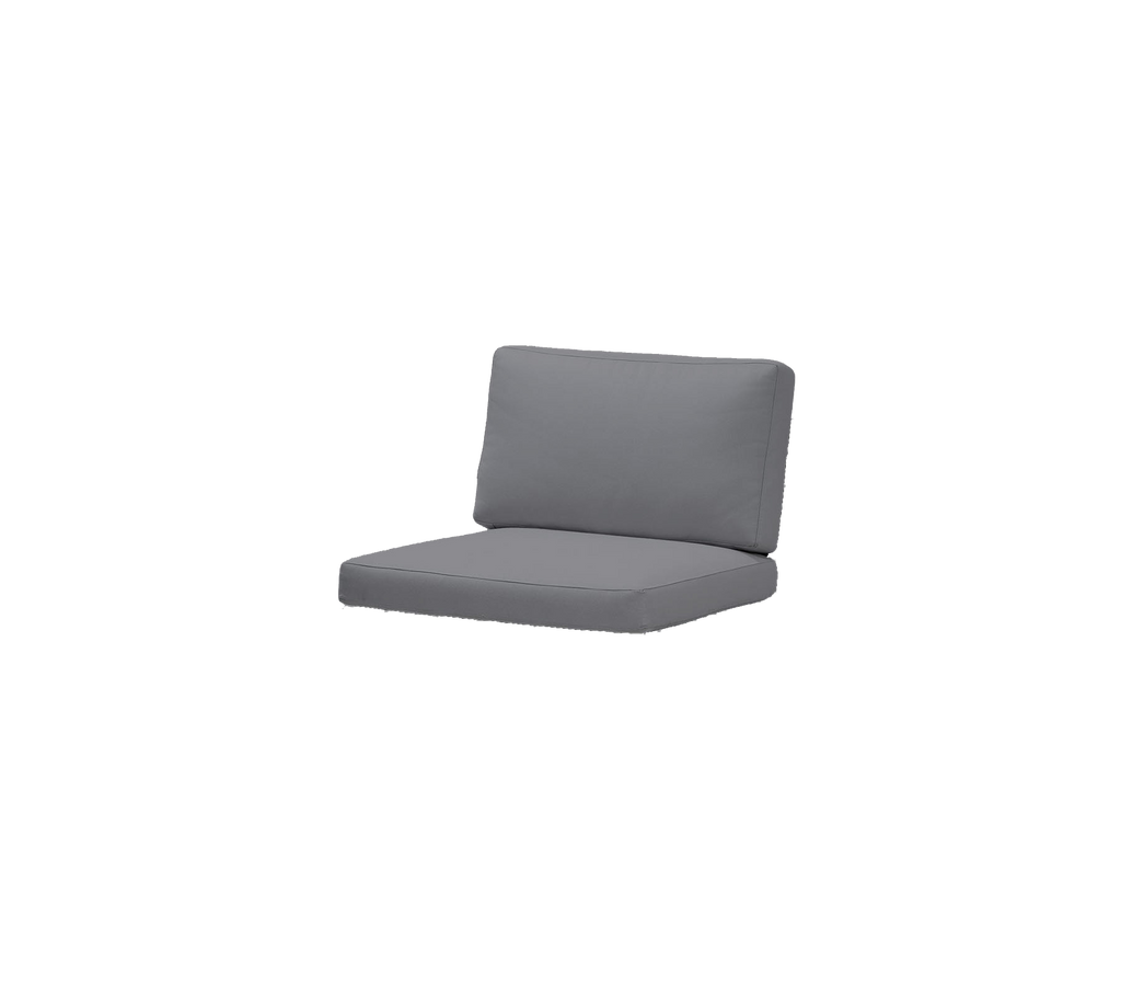 Cojín exterior gris con respaldo, diseñado para comodidad y estilo. Adecuado para varios arreglos de asiento.