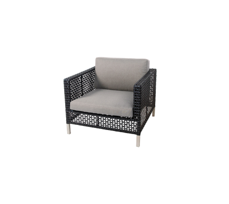 Sillón elegante con una estructura tejida y un cómodo cojín gris claro, perfecto para arreglos de asientos modernos.