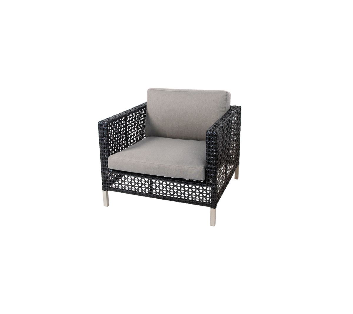 Sillón elegante con una estructura tejida y un cómodo cojín gris claro, perfecto para arreglos de asientos modernos.