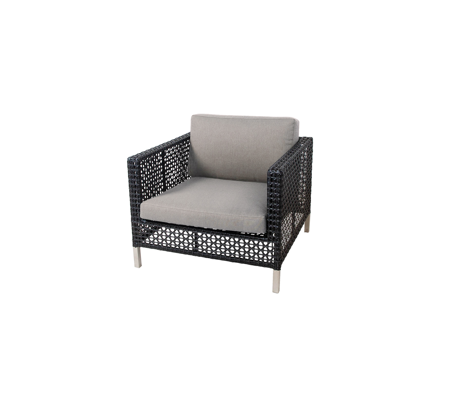 Sillón elegante con una estructura tejida y un cómodo cojín gris claro, perfecto para arreglos de asientos modernos.