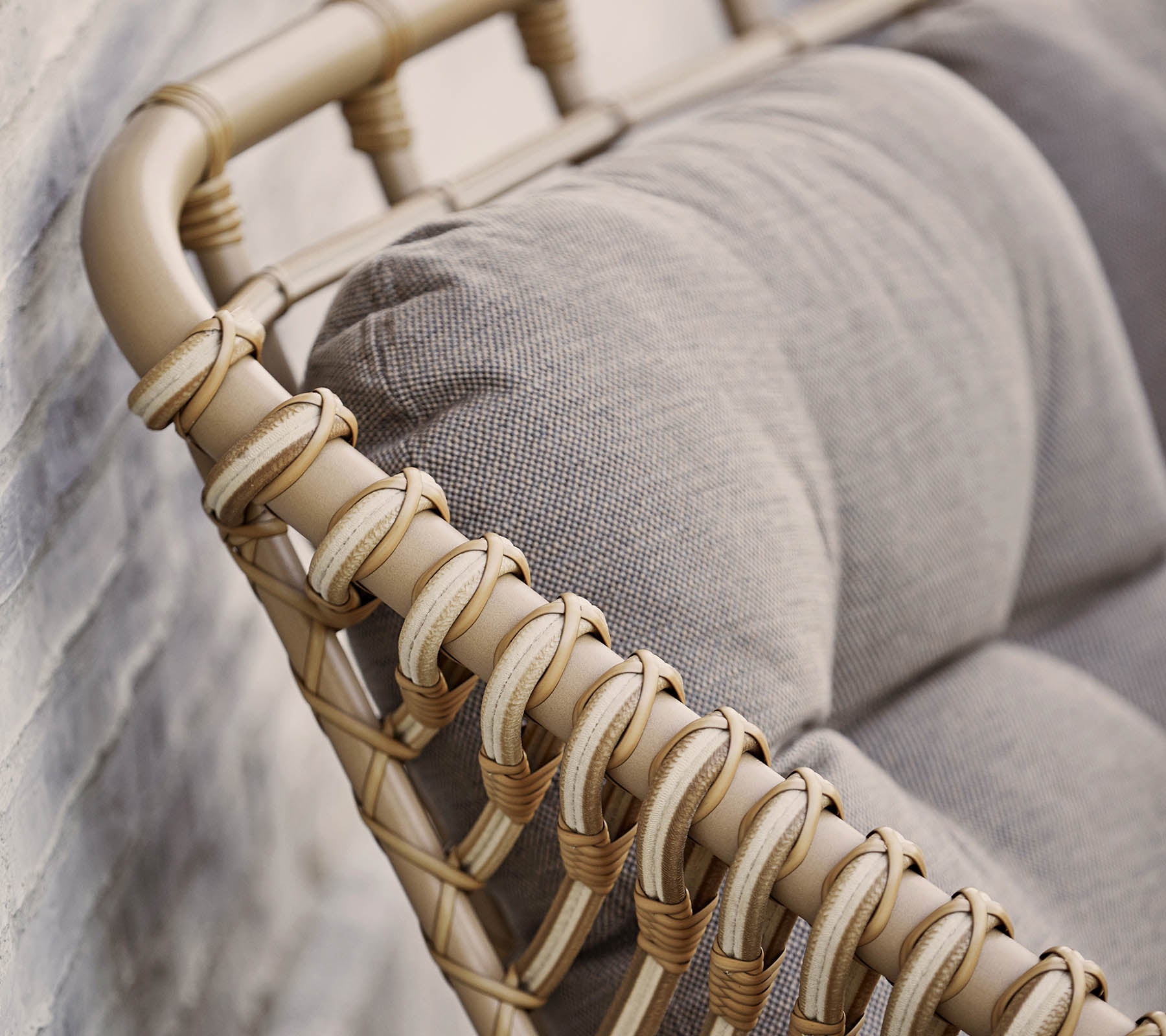 Opción de asiento elegante con un marco tejido beige y suaves cojines grises, perfecta para realzar la decoración moderna.