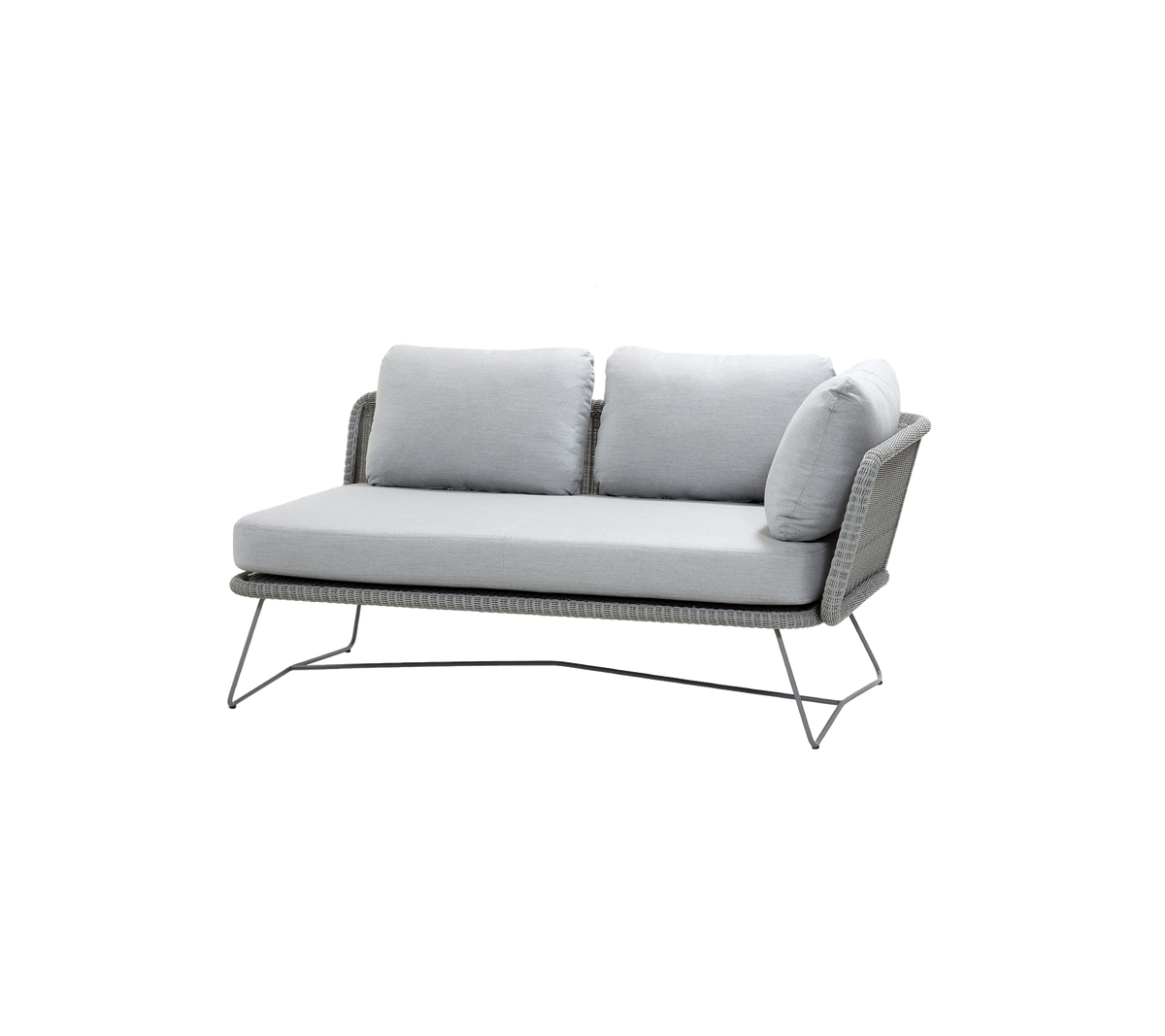 Sofá elegante de dos plazas con cojines grises y un marco de metal esbelto, diseñado para la comodidad y la estética moderna.