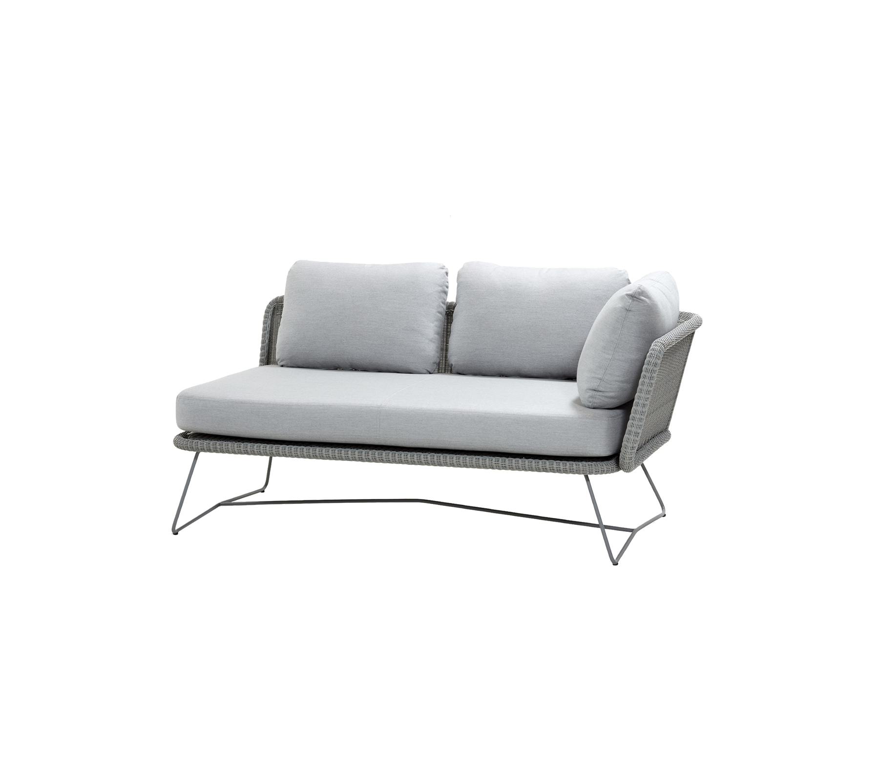 Sofá elegante de dos plazas con cojines grises y un marco de metal esbelto, diseñado para la comodidad y la estética moderna.