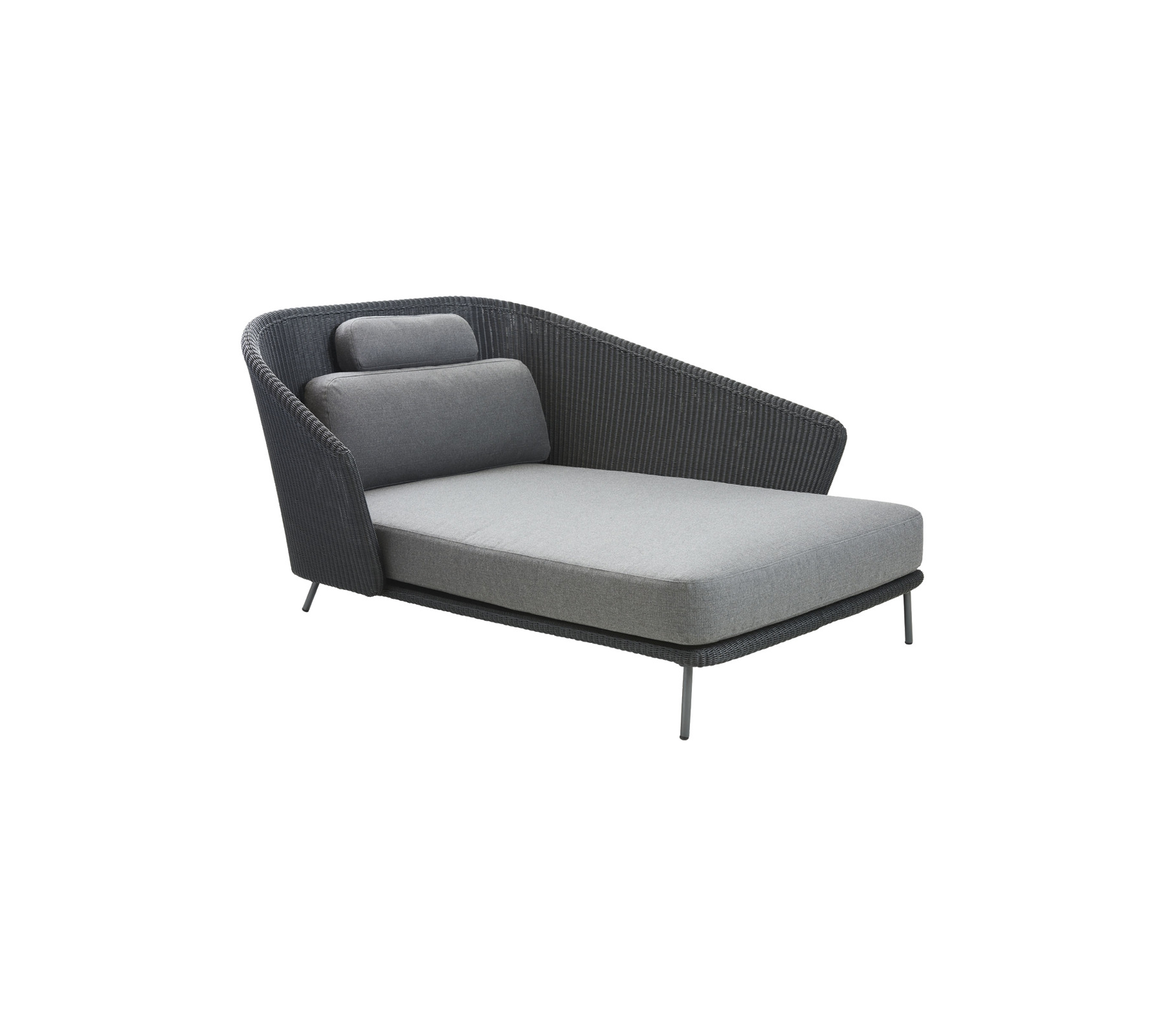 Sillón moderno con un diseño elegante, que presenta un asiento y respaldo de tela gris, complementado con una forma de reposabrazos única.