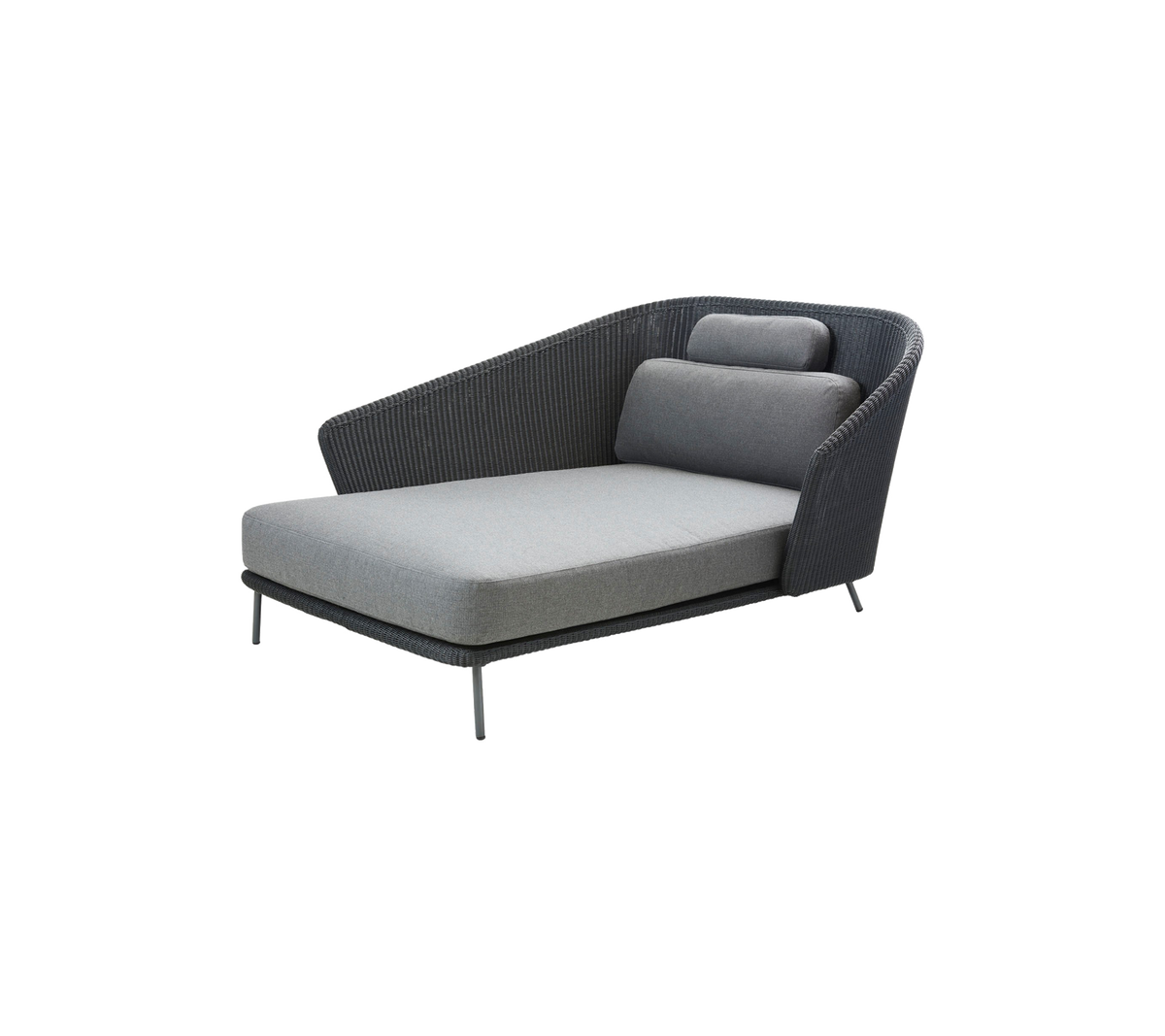 Una silla de lounge moderna con un diseño elegante, que cuenta con un asiento acolchado y un respaldo inclinado para mayor comodidad y estilo.