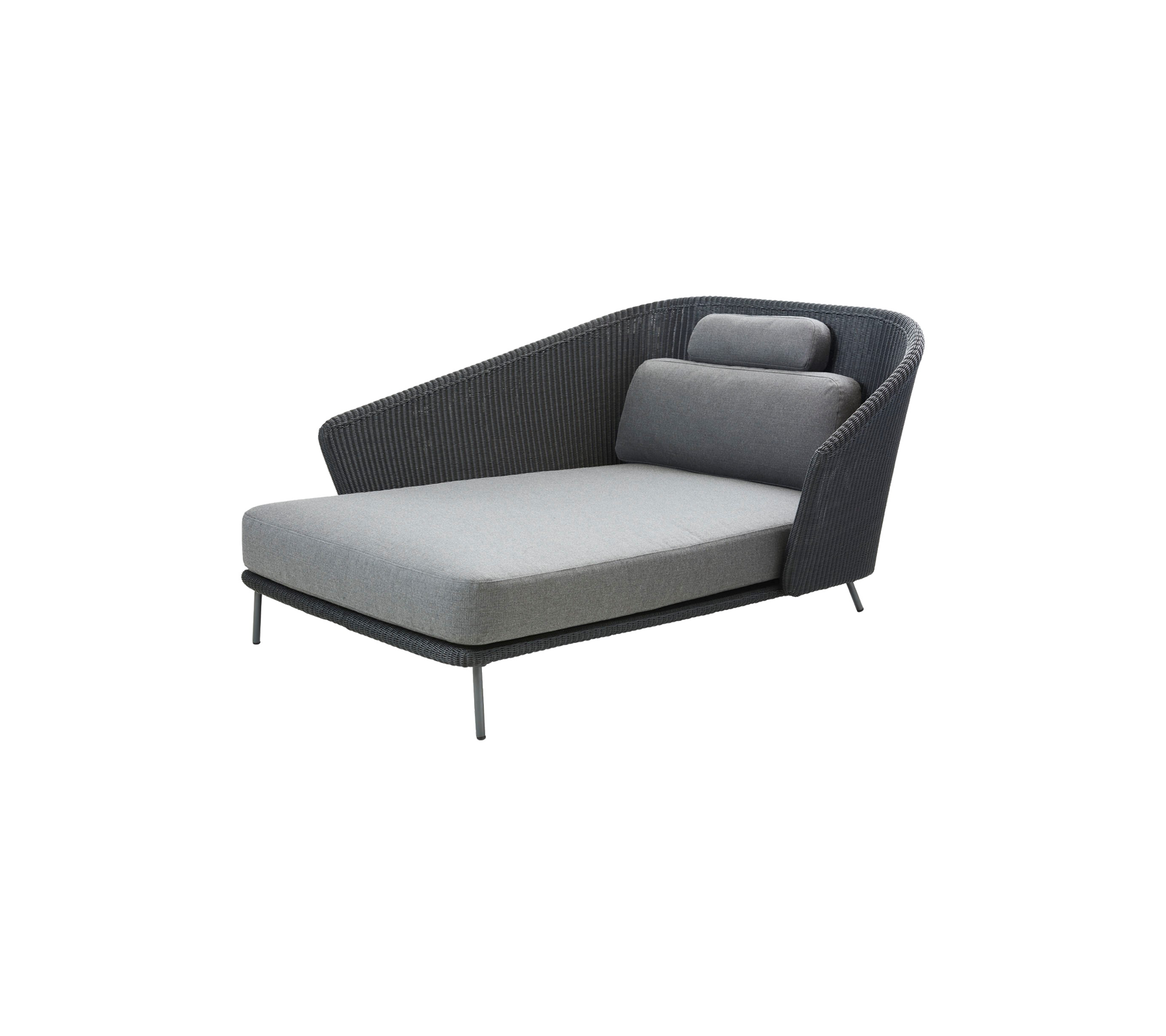Una silla de lounge moderna con un diseño elegante, que cuenta con un asiento acolchado y un respaldo inclinado para mayor comodidad y estilo.