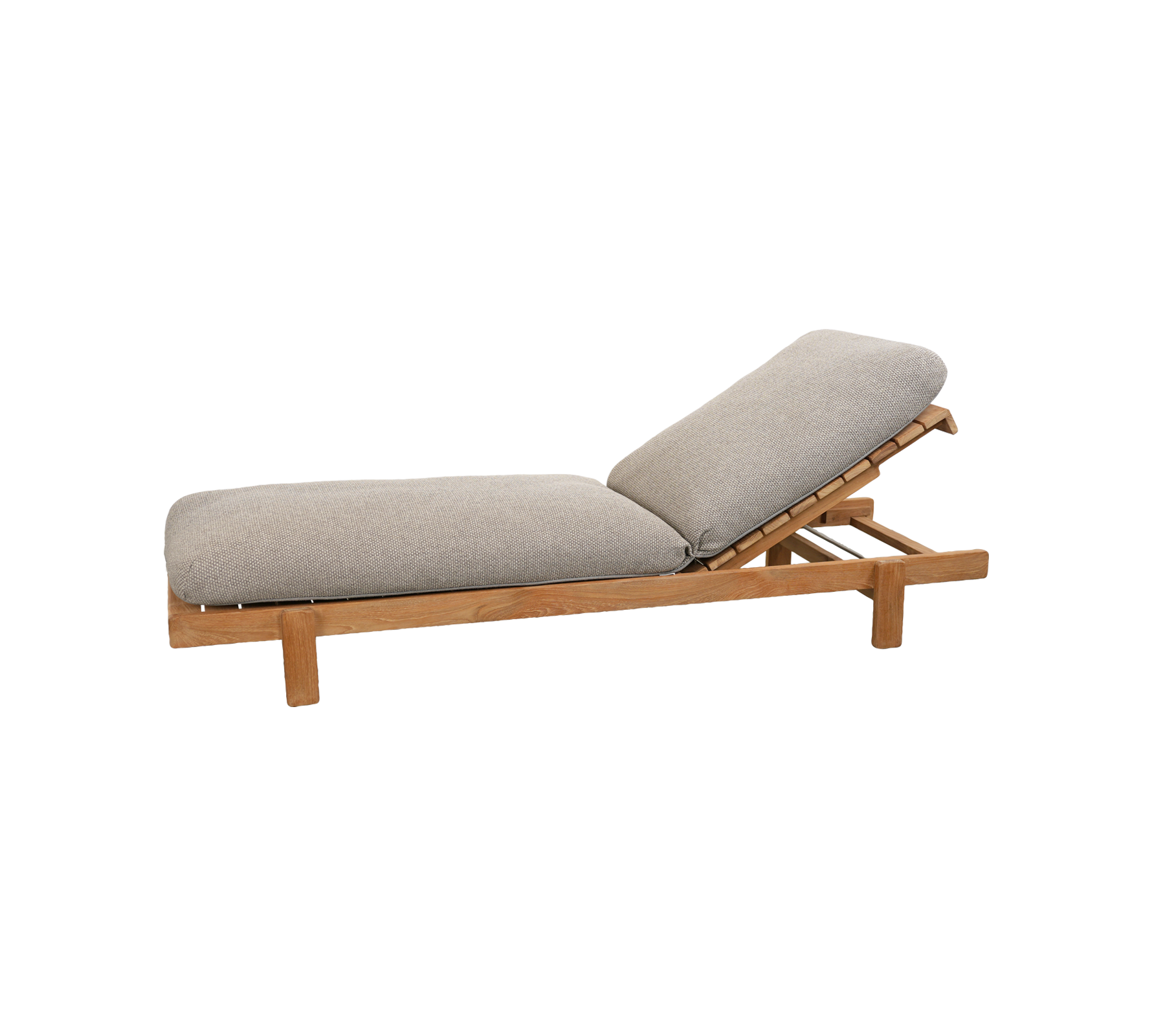 Sillón marrón claro con un cojín gris y respaldo ajustable.