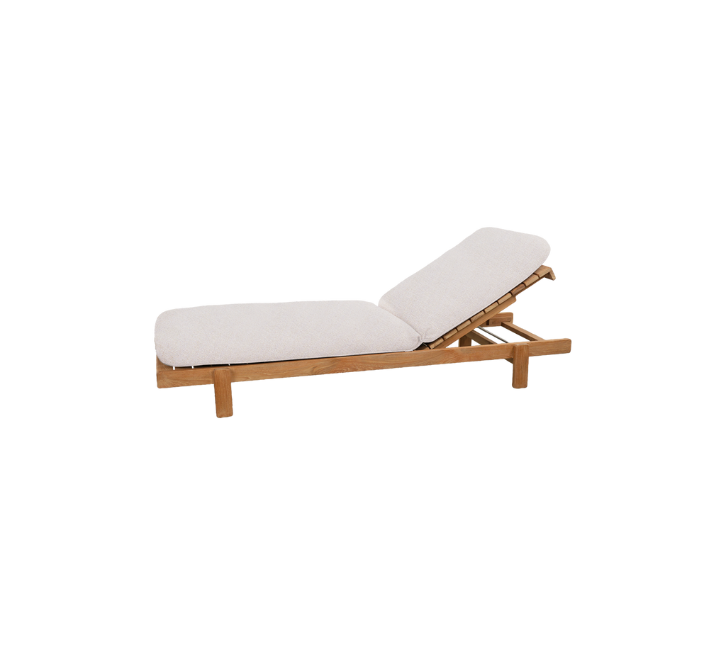 Silla lounge de teca con cojín de arena en un diseño moderno.