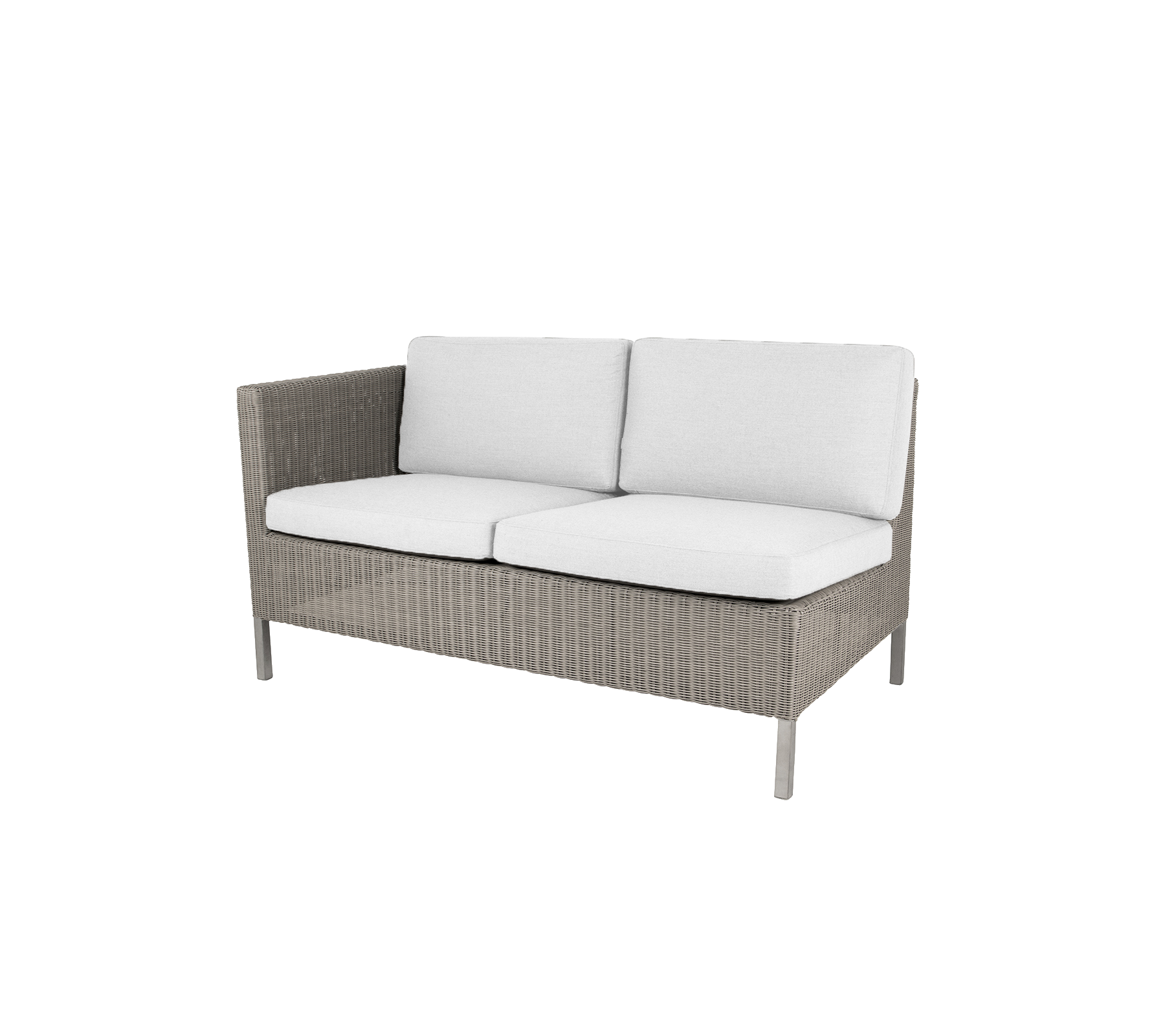 Loveseat de mimbre gris con cojines blancas y suaves, diseñado para comodidad y estilo en áreas de descanso informales.