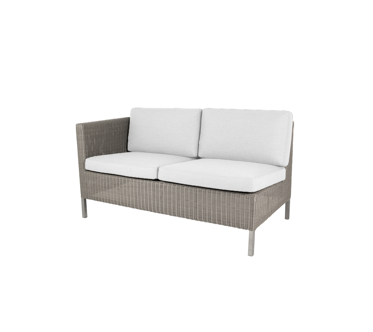 Loveseat de mimbre gris con cojines blancas y suaves, diseñado para comodidad y estilo en áreas de descanso informales.