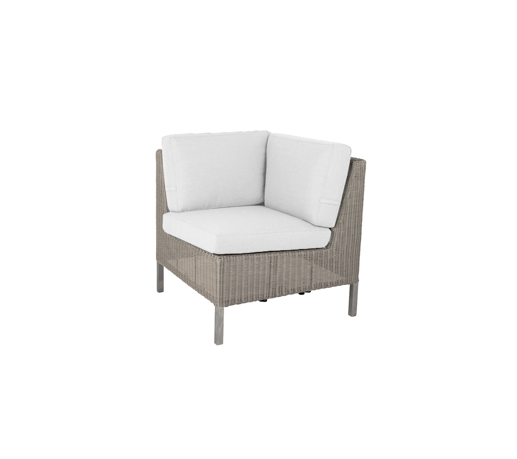 Silla de esquina con exterior tejido y almohadones blancos suaves, perfecta para añadir comodidad y estilo a cualquier espacio.