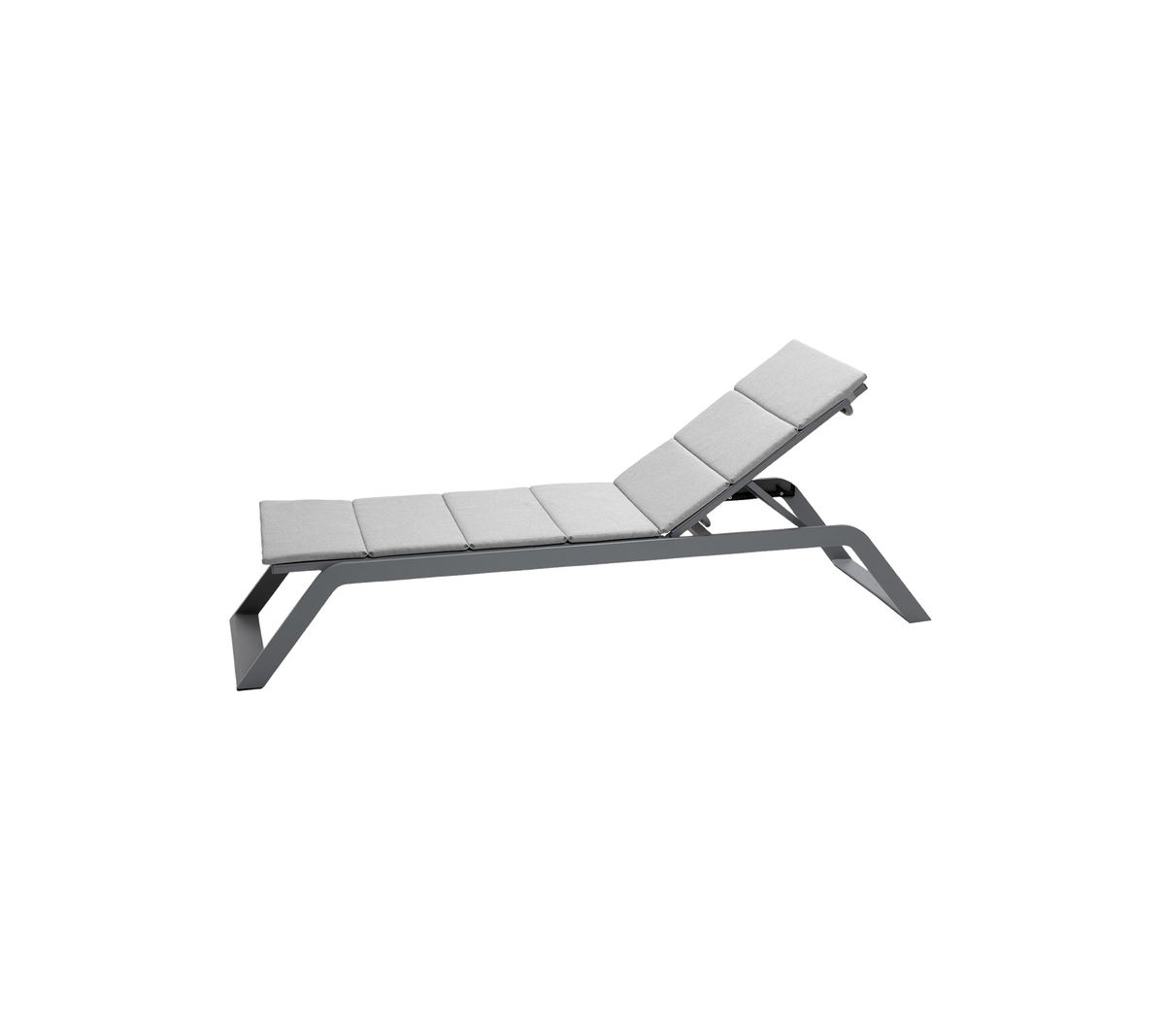 Silla moderna de lounge con un marco gris elegante y asiento acolchado, diseñada para la relajación y la comodidad.