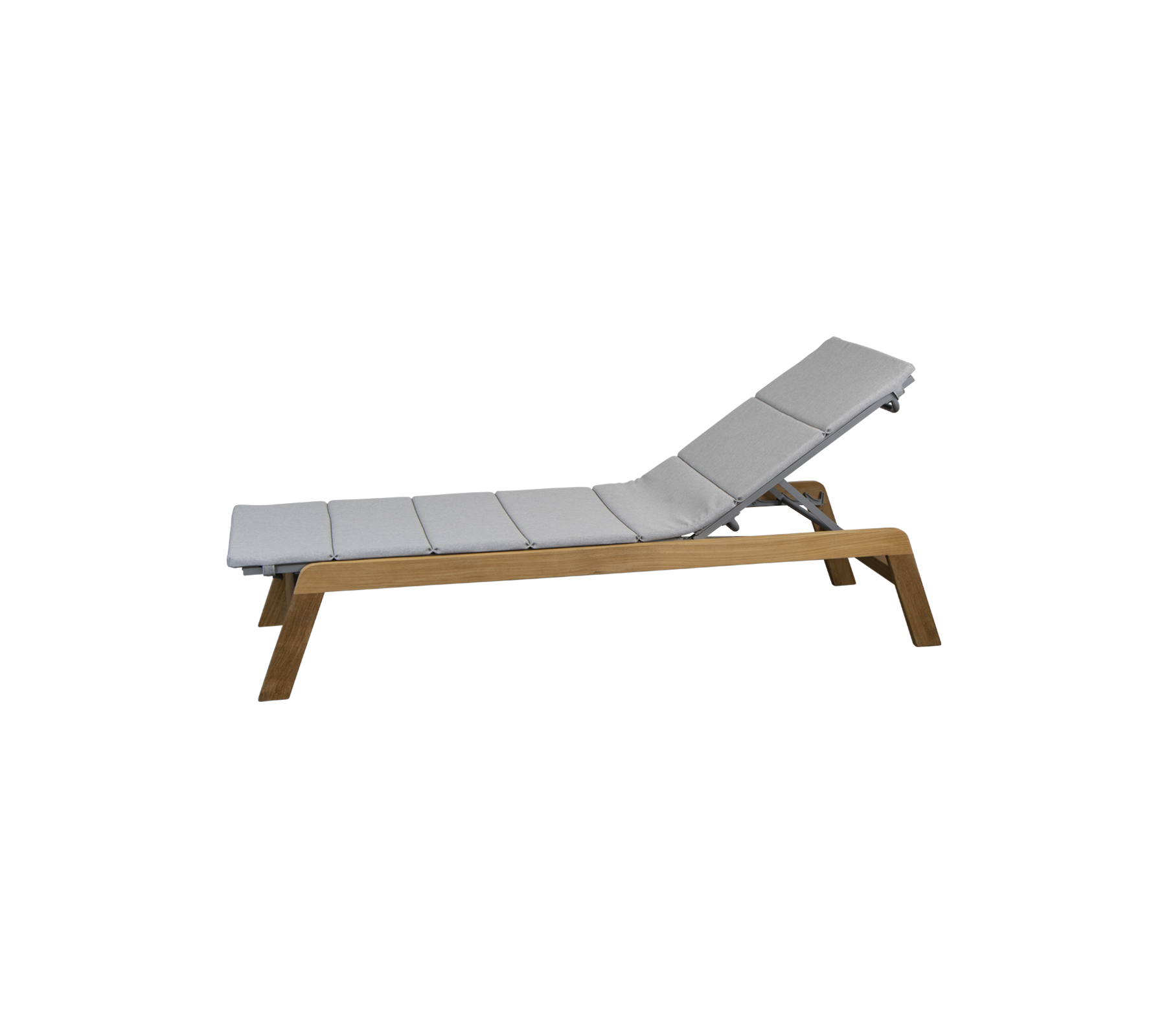 Sillón reclinable con un cojín gris acolchado y un marco de madera, diseñado para la relajación y la comodidad.