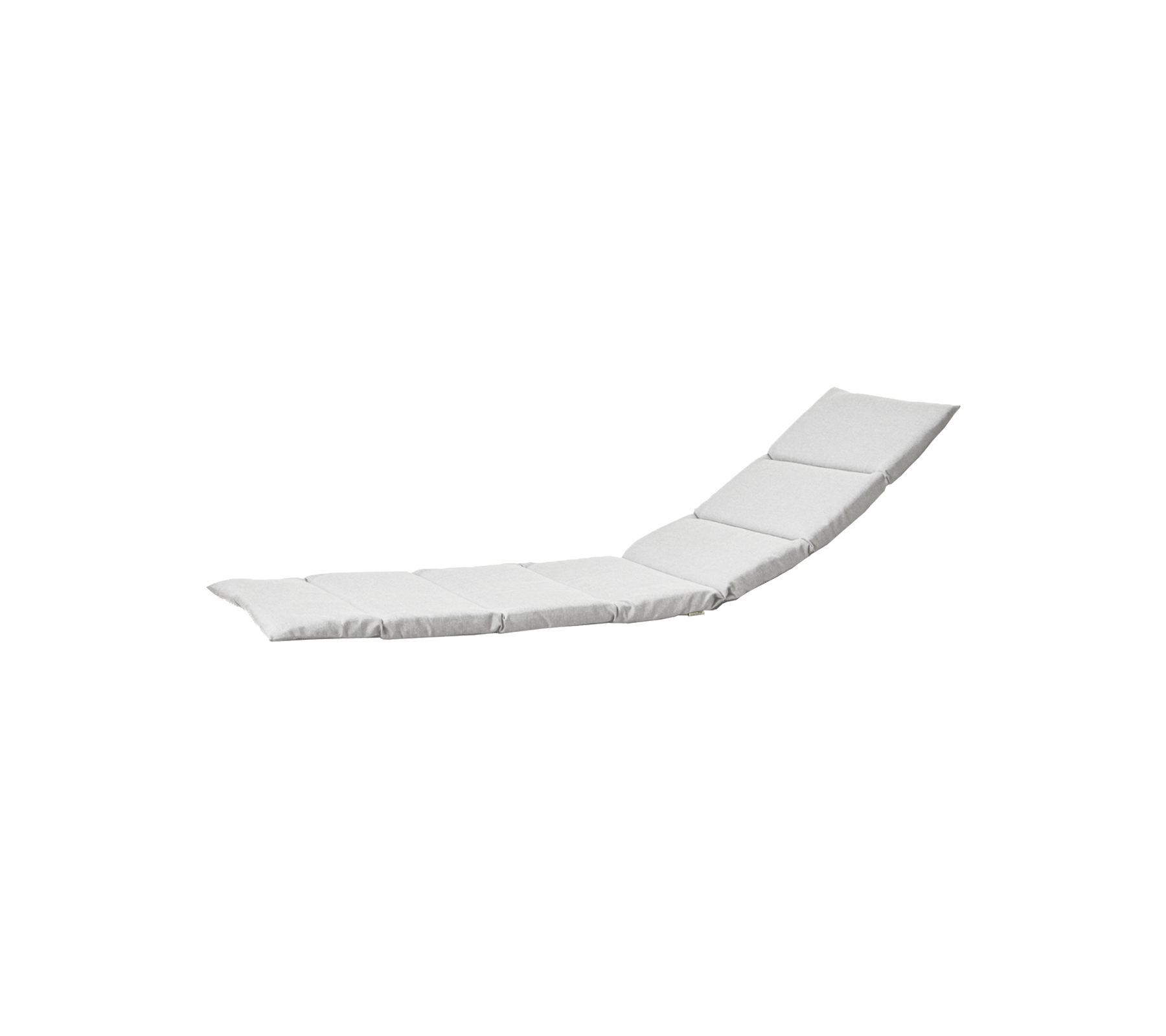 Un elegante y moderna chaise lounge blanca con un diseño curvado y tres cojines segmentados para mayor comodidad.