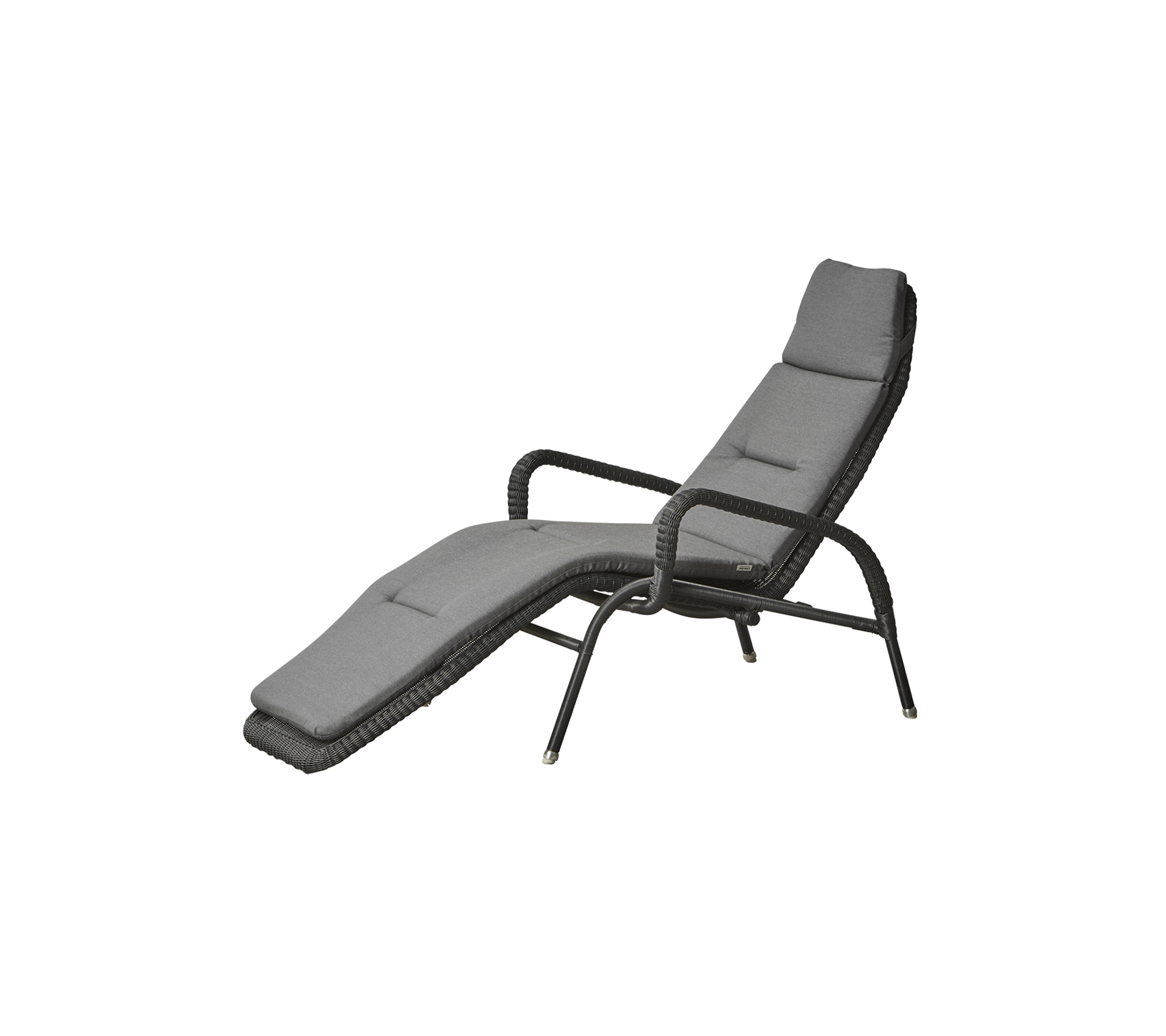 Una silla reclinable elegante y moderna con un diseño curvado y un asiento acolchado en un color gris neutro, con brazos y patas robustos.