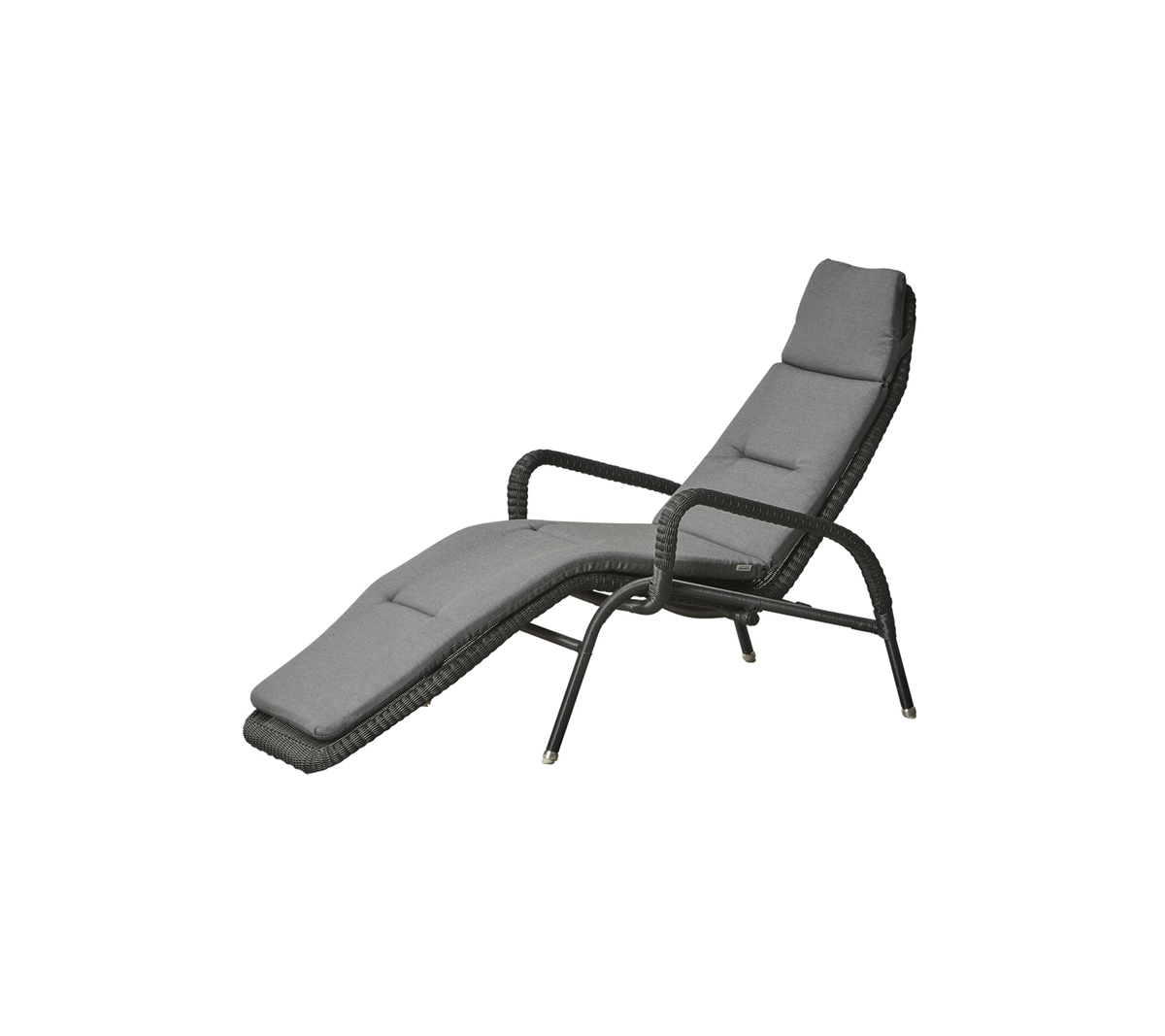 Una silla reclinable elegante y moderna con un diseño curvado y un asiento acolchado en un color gris neutro, con brazos y patas robustos.