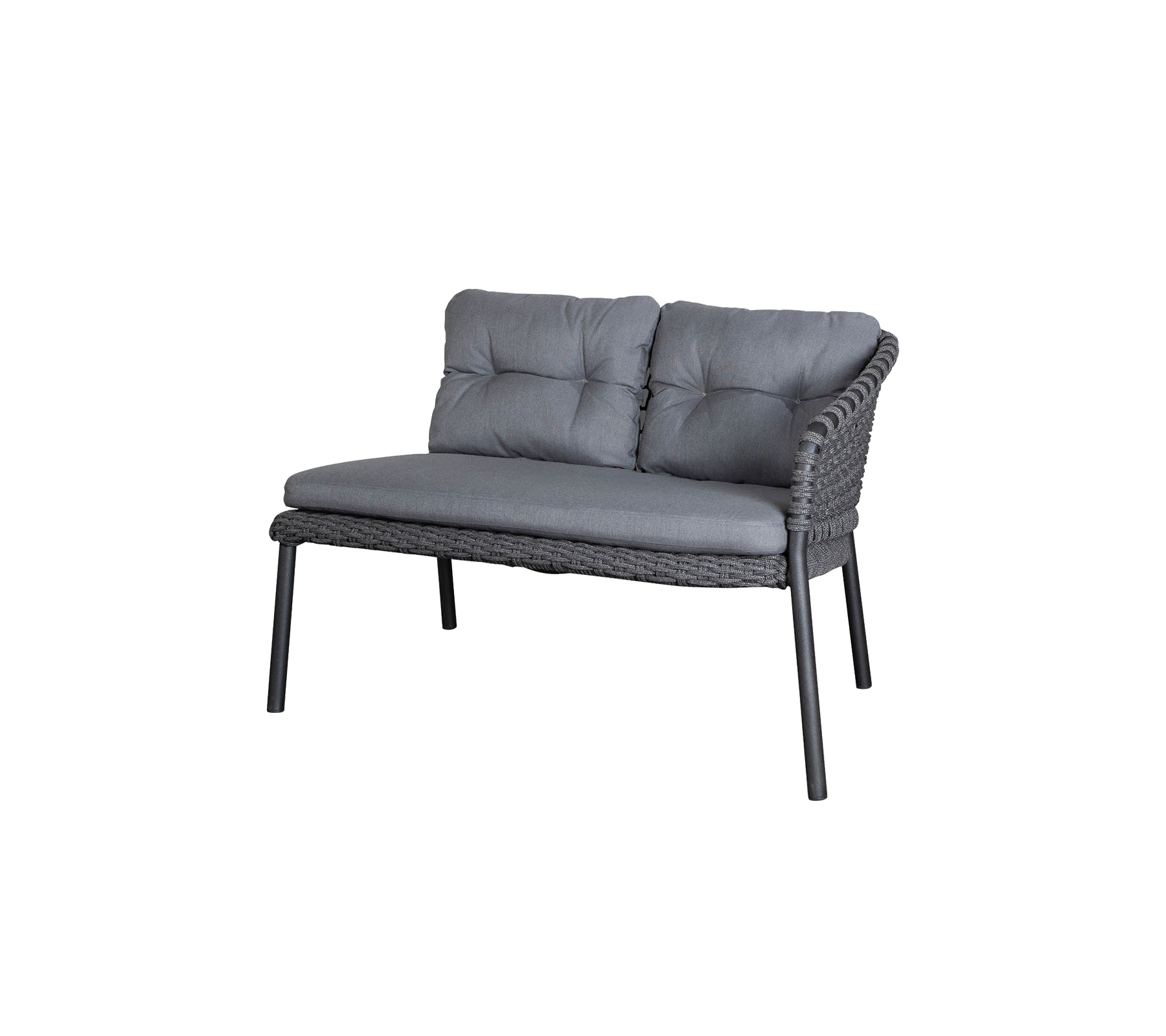 Sofá de dos plazas elegante con cojines grises y un diseño trenzado, perfecto para la relajación y la comodidad.