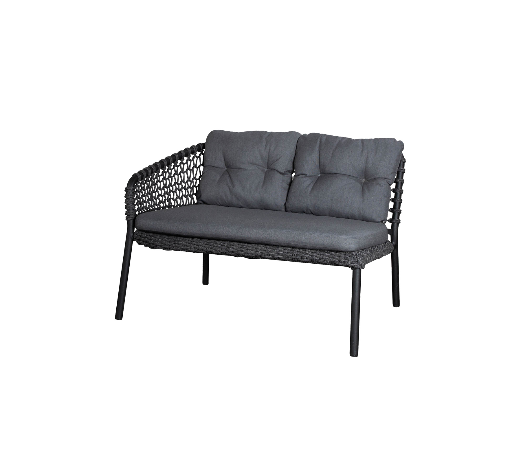 Sofá elegante de dos plazas con un marco tejido y cojines mullidos en un sofisticado color gris. Perfecto para una decoración moderna.