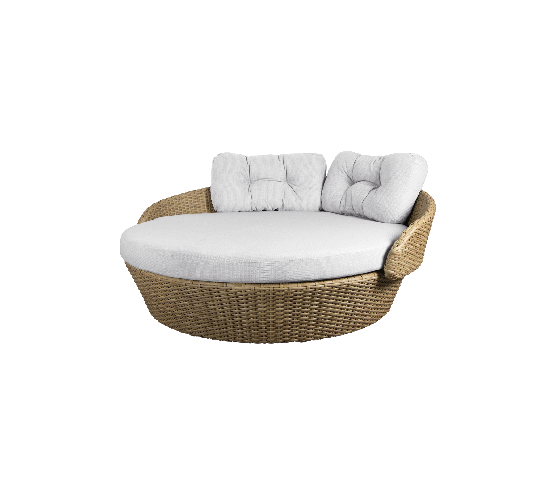 Silla de lounge de mimbre redonda con un cojín blanco suave y dos cojines de respaldo para mayor comodidad. Ideal para relajarse.