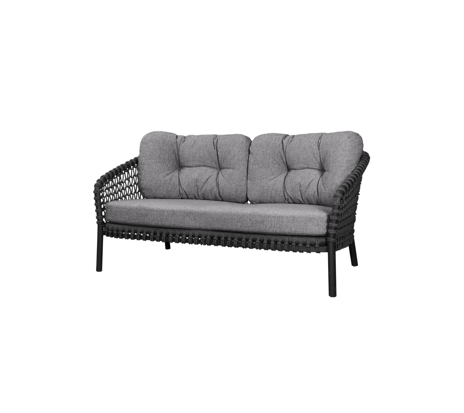 Sofá de dos plazas con un marco tejido y suaves cojines grises, diseñado para la comodidad y el estilo. Perfecto para sentarse en cualquier espacio.