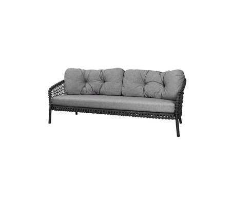 Sofá de tres plazas elegante con cojines grises de felpa y un marco trenzado, perfecto para relajarse cómodamente.