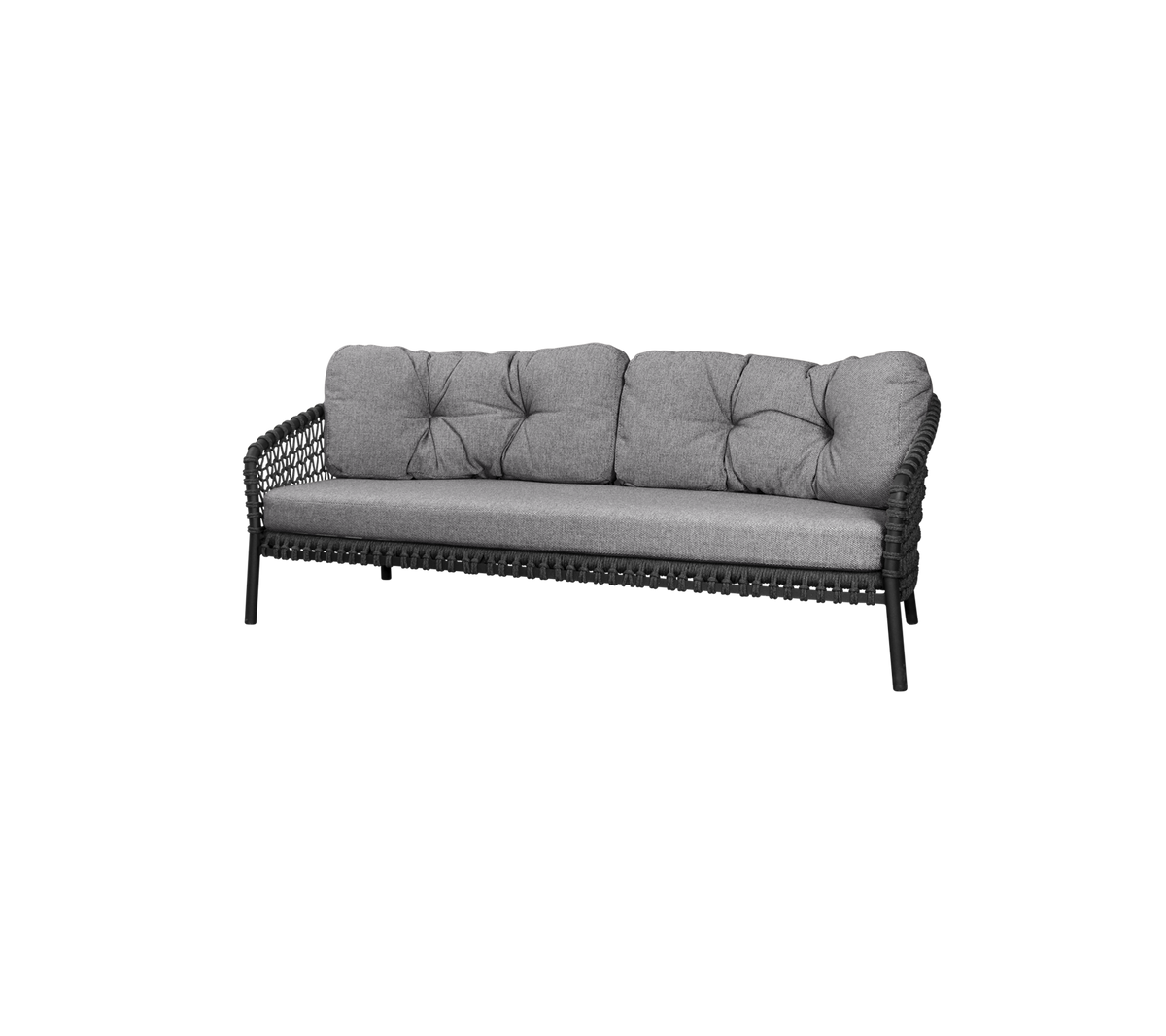 Sofá de tres plazas elegante con cojines grises de felpa y un marco trenzado, perfecto para relajarse cómodamente.