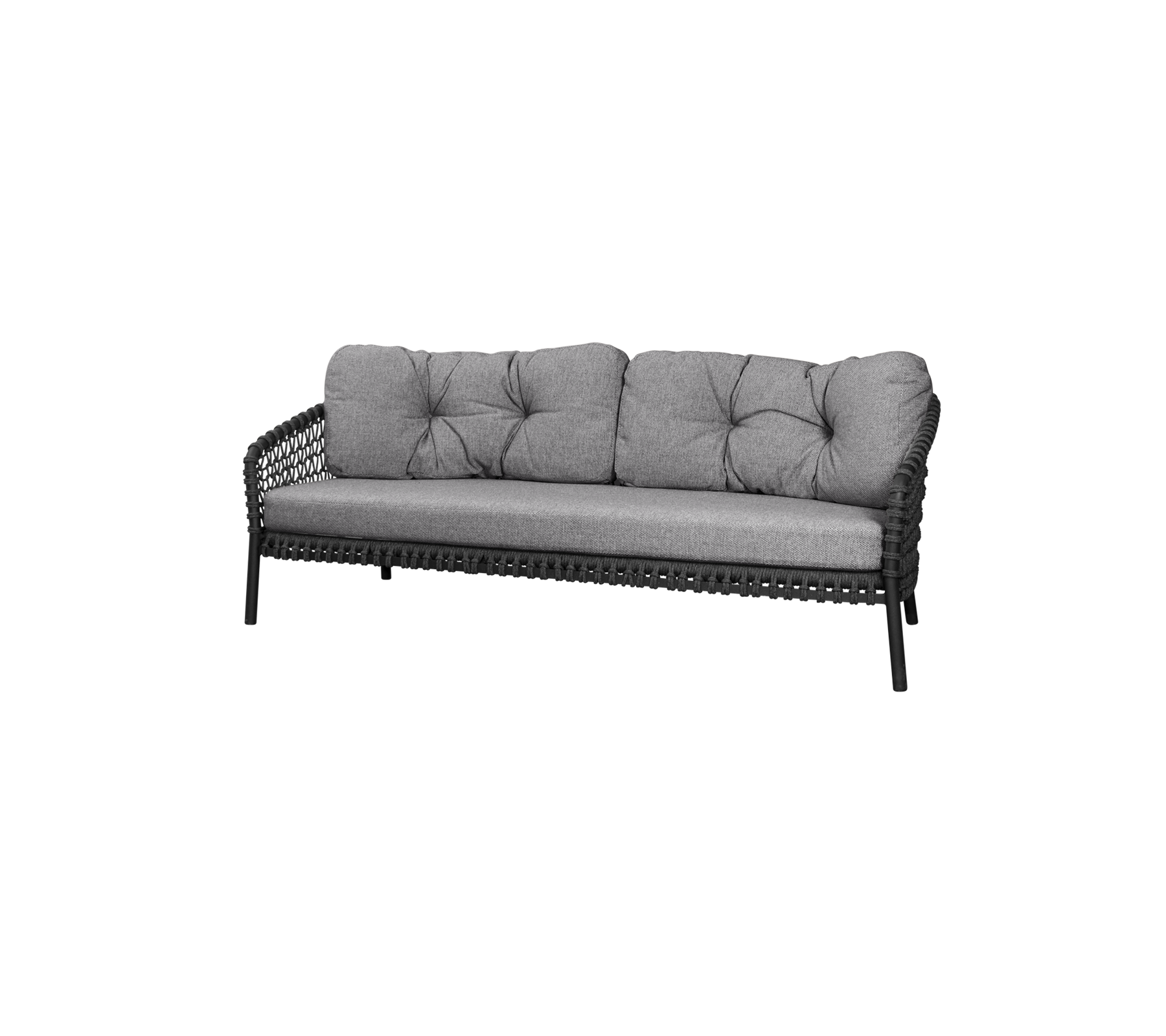 Sofá de tres plazas elegante con cojines grises de felpa y un marco trenzado, perfecto para relajarse cómodamente.
