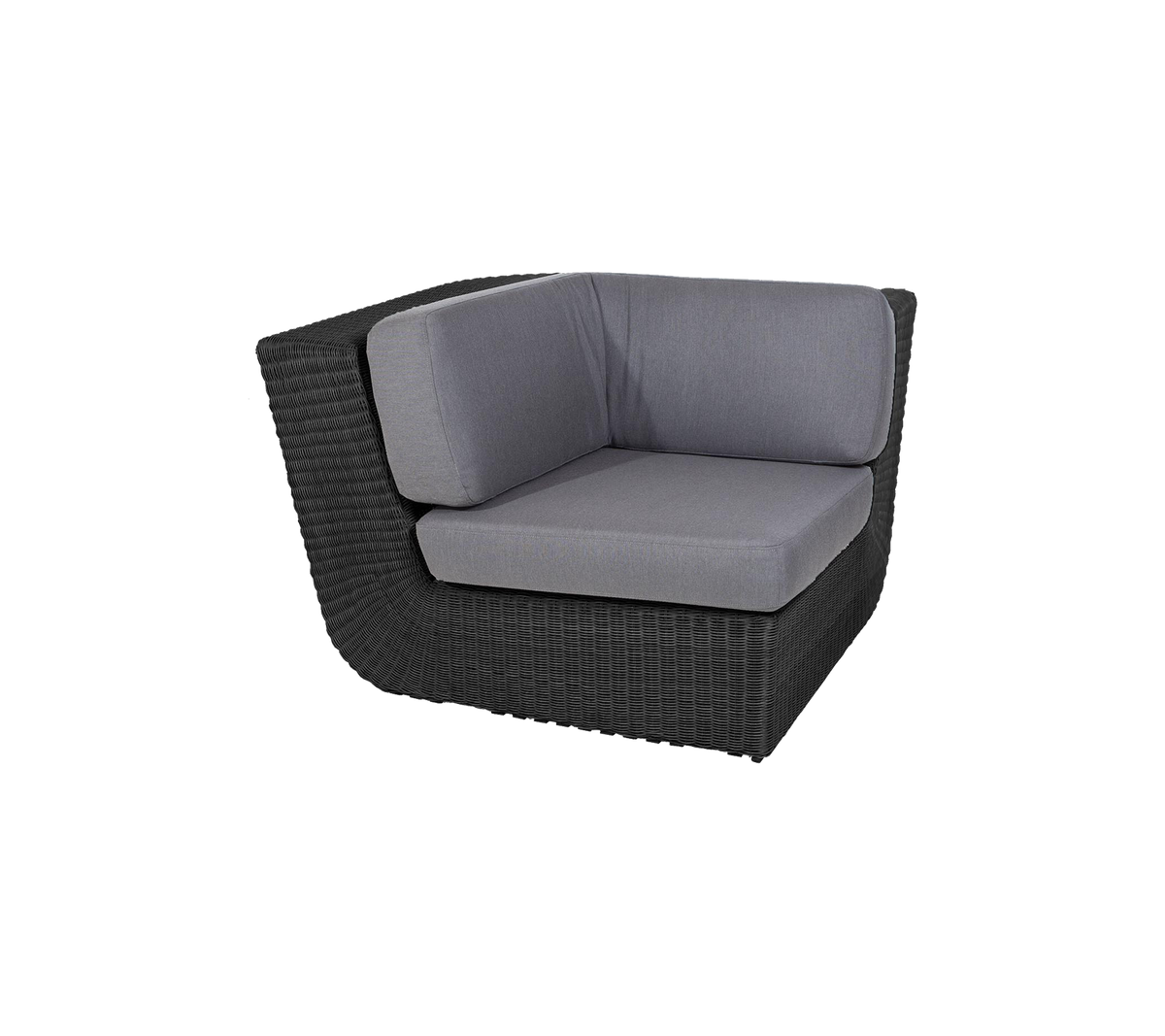 Elegante mueble de esquina con un marco de mimbre negro y cómodos cojines grises, perfecto para una decoración moderna.