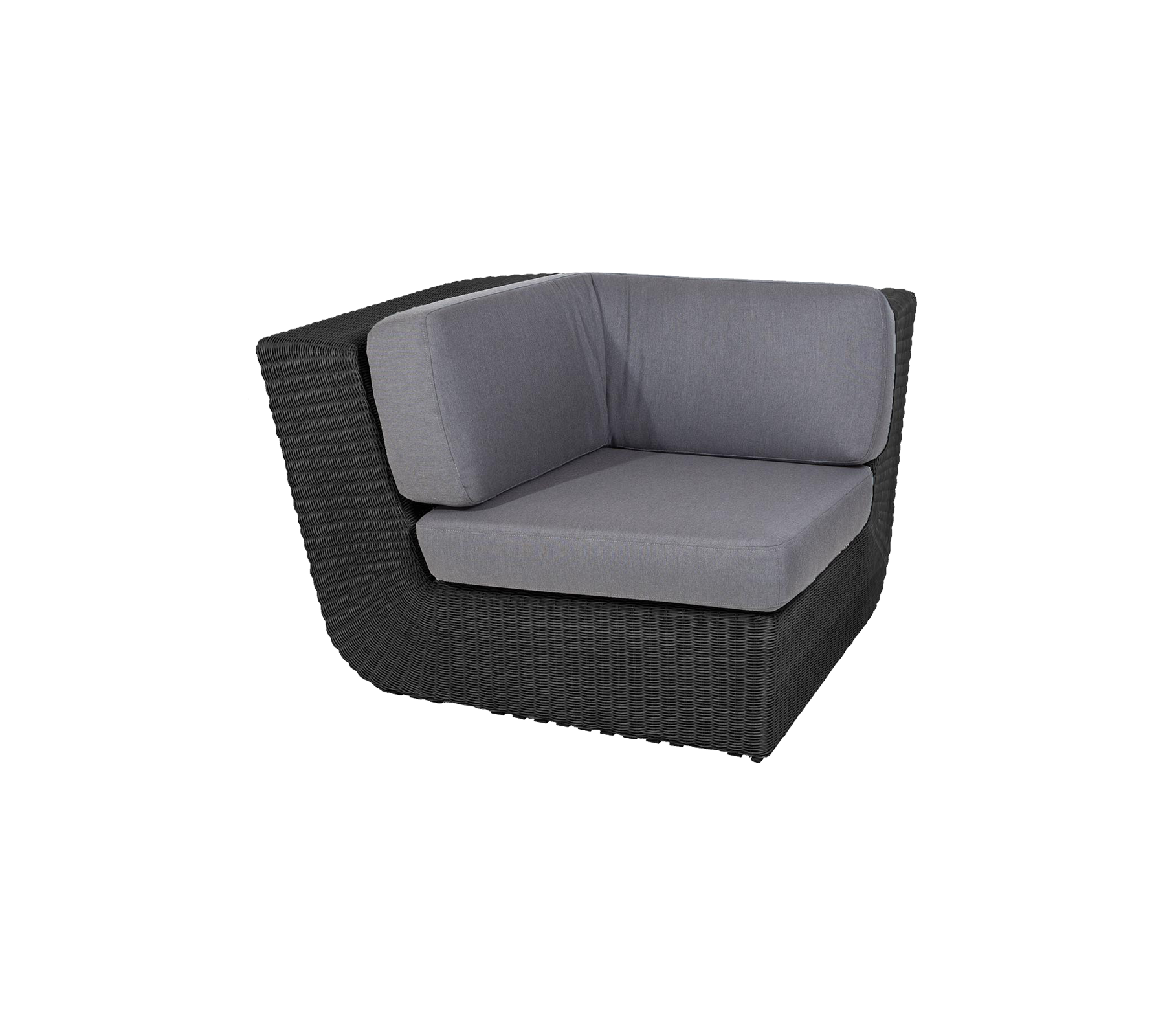 Elegante mueble de esquina con un marco de mimbre negro y cómodos cojines grises, perfecto para una decoración moderna.