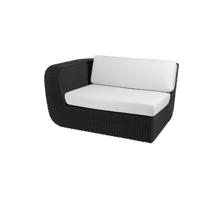 Sofá loveseat de mimbre negro moderno con cojines blancos, perfecto para asientos acogedores y una decoración elegante tanto en interiores como en exteriores.