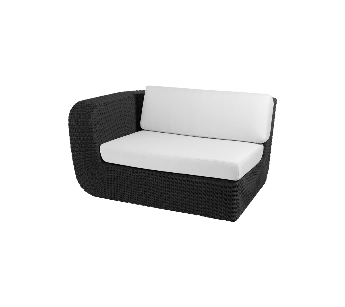 Sofá loveseat de mimbre negro moderno con cojines blancos, perfecto para asientos acogedores y una decoración elegante tanto en interiores como en exteriores.