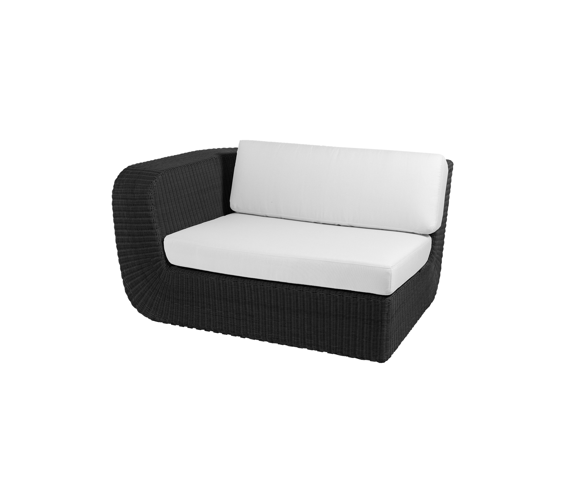 Sofá loveseat de mimbre negro moderno con cojines blancos, perfecto para asientos acogedores y una decoración elegante tanto en interiores como en exteriores.