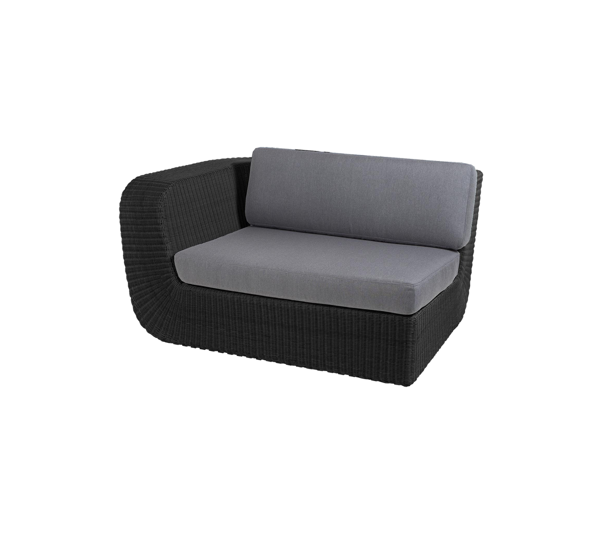 Sofá moderno de dos plazas con un elegante marco de mimbre negro y suaves cojines grises para comodidad y estilo. Ideal para relajarse.