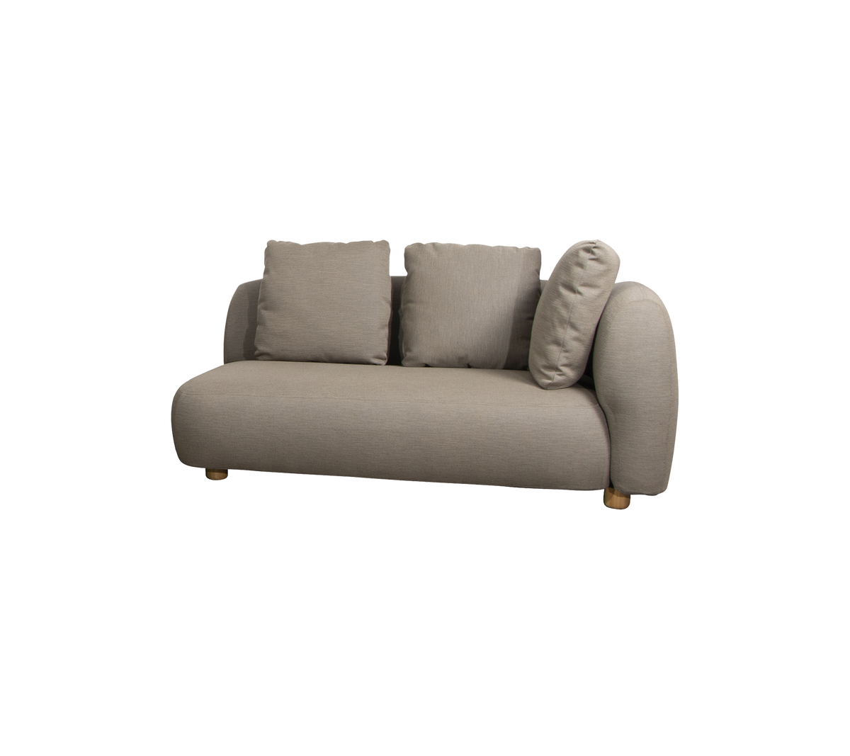 Sofá elegante con un diseño redondeado y tres cojines mullidos, tapizado en una tela suave y neutra con patas de madera.