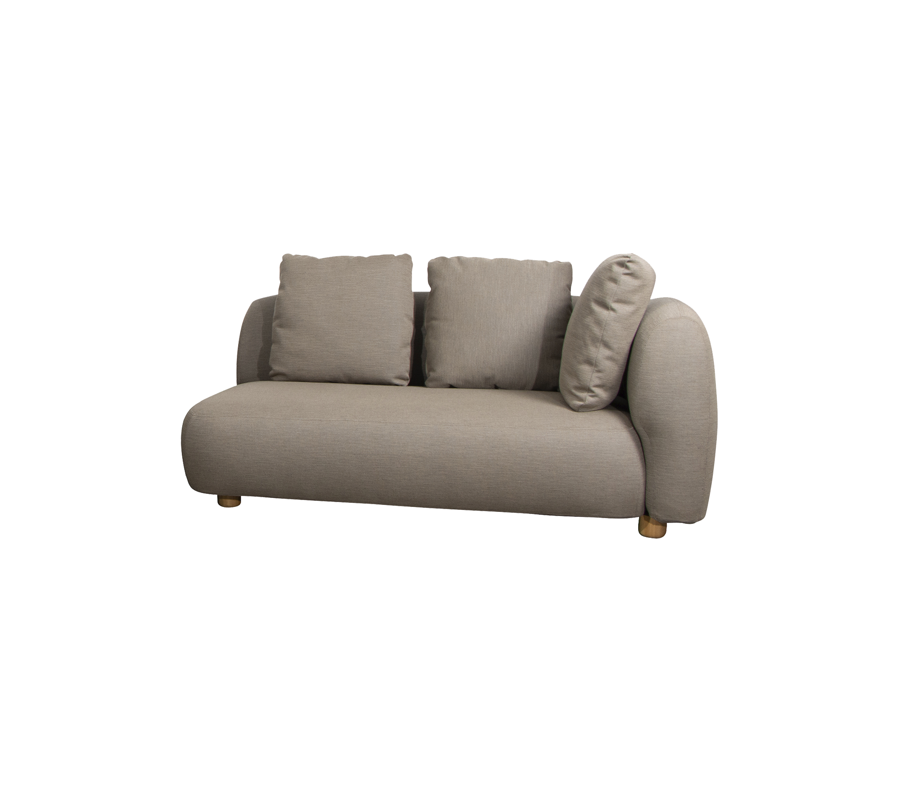 Sofá elegante con un diseño redondeado y tres cojines mullidos, tapizado en una tela suave y neutra con patas de madera.