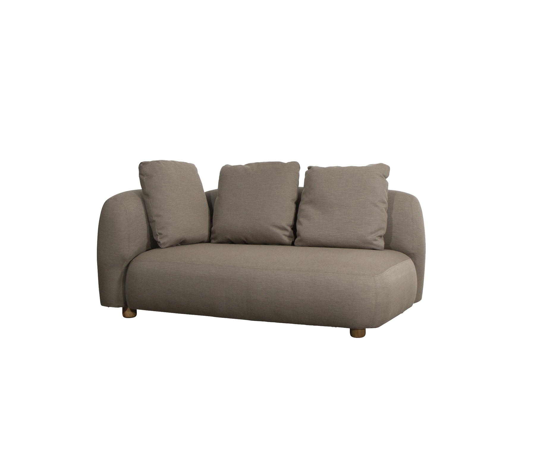 Sofá elegante y moderno con tres cojines suaves y un acabado de tela suave, con bordes redondeados y patas de madera.