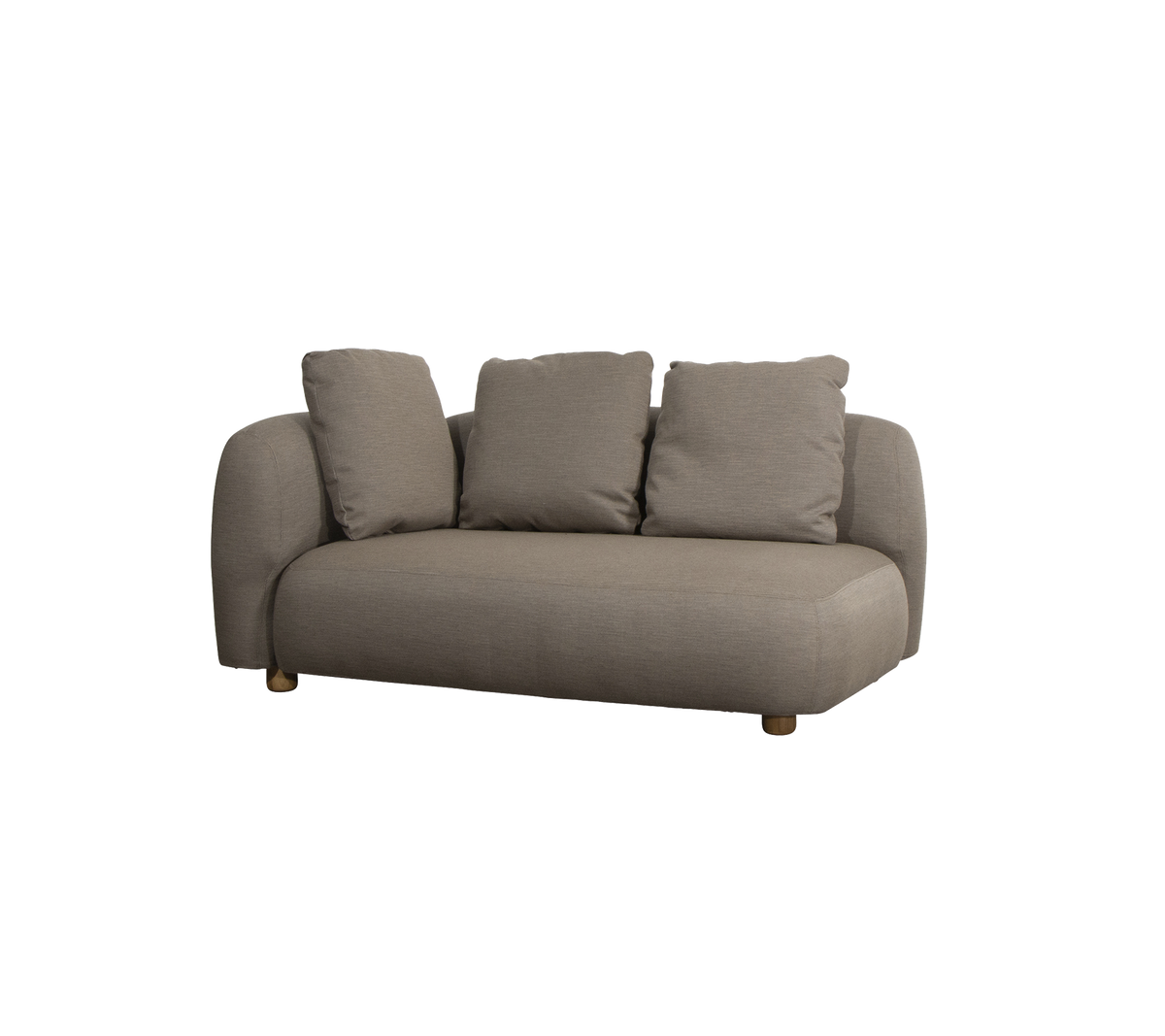 Sofá elegante y moderno con tres cojines suaves y un acabado de tela suave, con bordes redondeados y patas de madera.