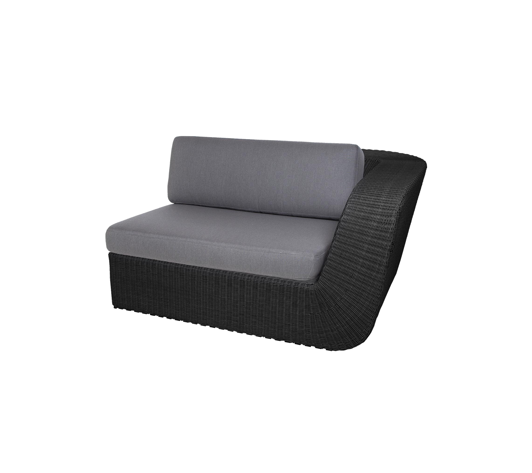Sofá loveseat curvado y elegante con una base de mimbre negro y cómodos cojines grises para un asiento moderno.