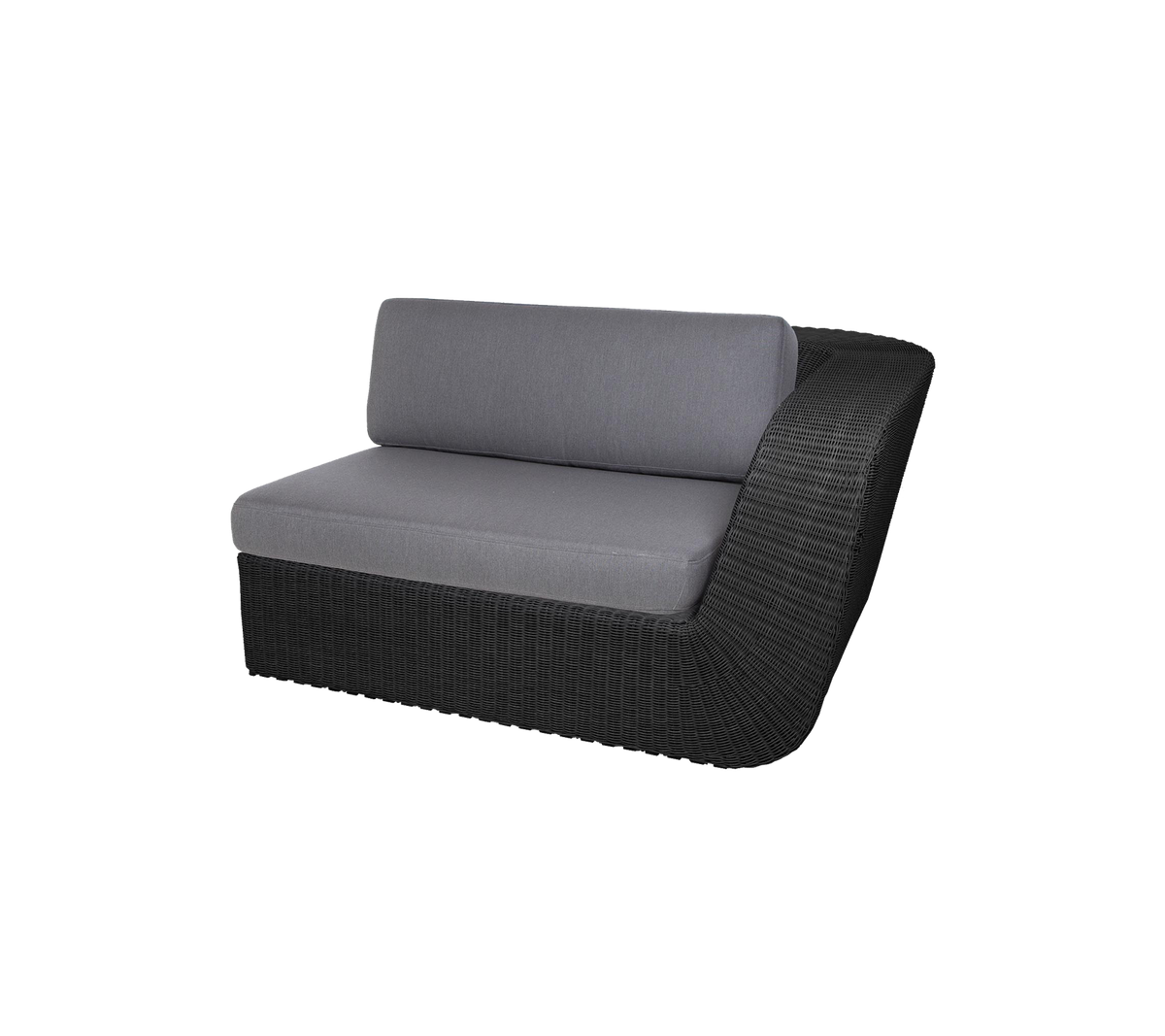 Sofá loveseat curvado y elegante con una base de mimbre negro y cómodos cojines grises para un asiento moderno.