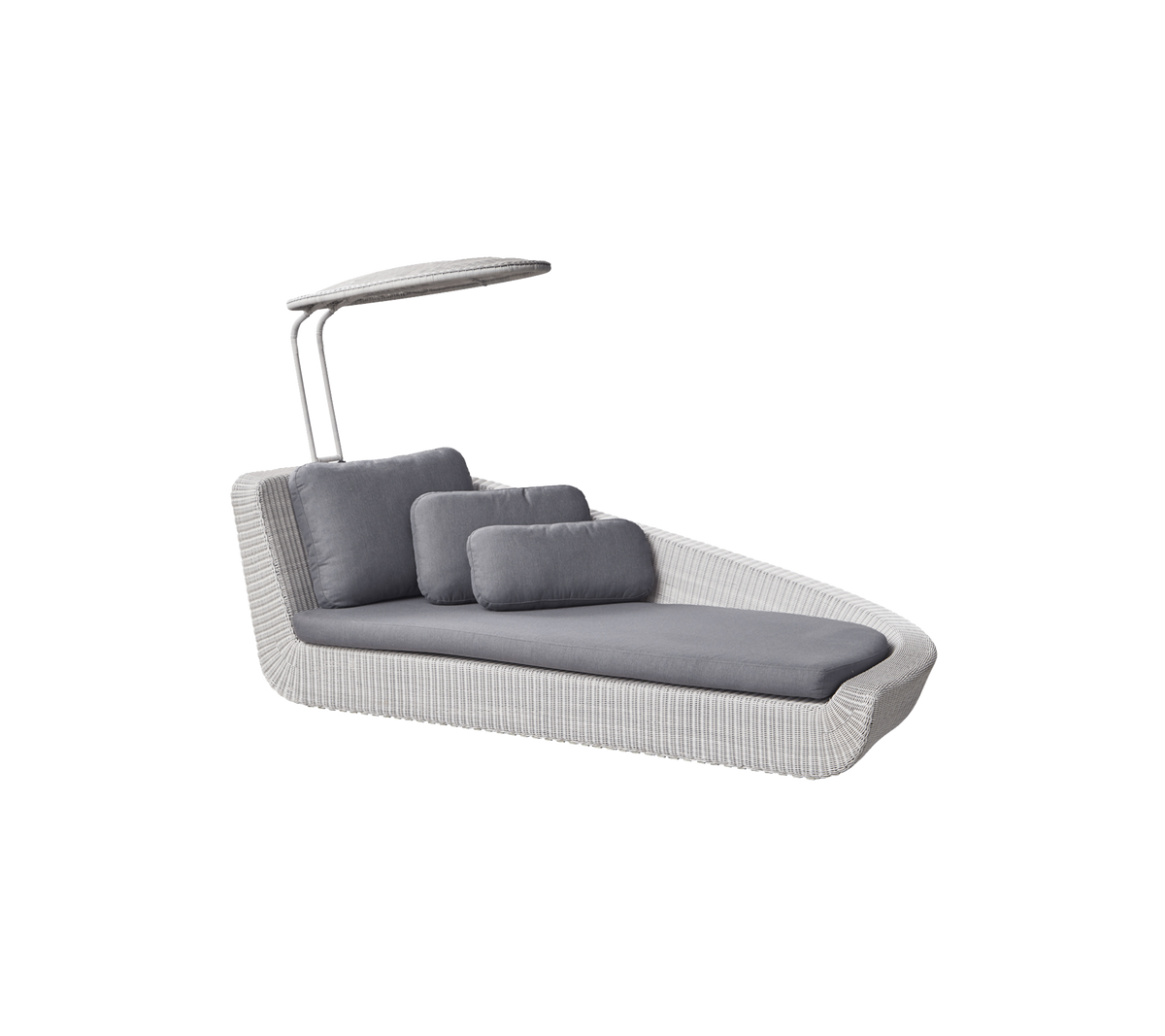 Sillón lounge elegante con un diseño estilizado, que cuenta con cojines grises y un toldo protector para mayor comodidad. Perfecto para la relajación.