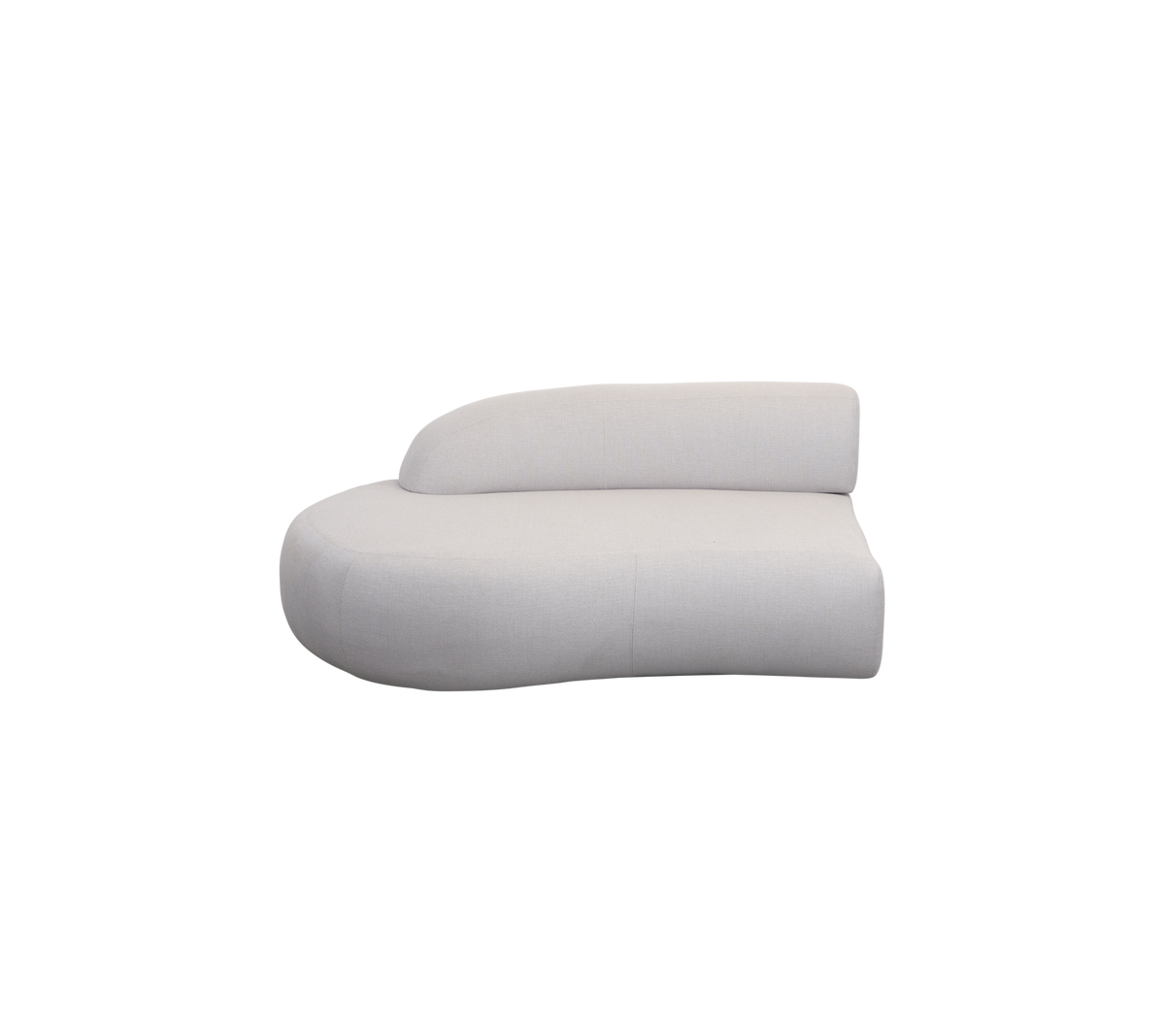 Sofá moderno curvado con una suave tapicería blanca, que presenta un diseño asimétrico único para un asiento con estilo.