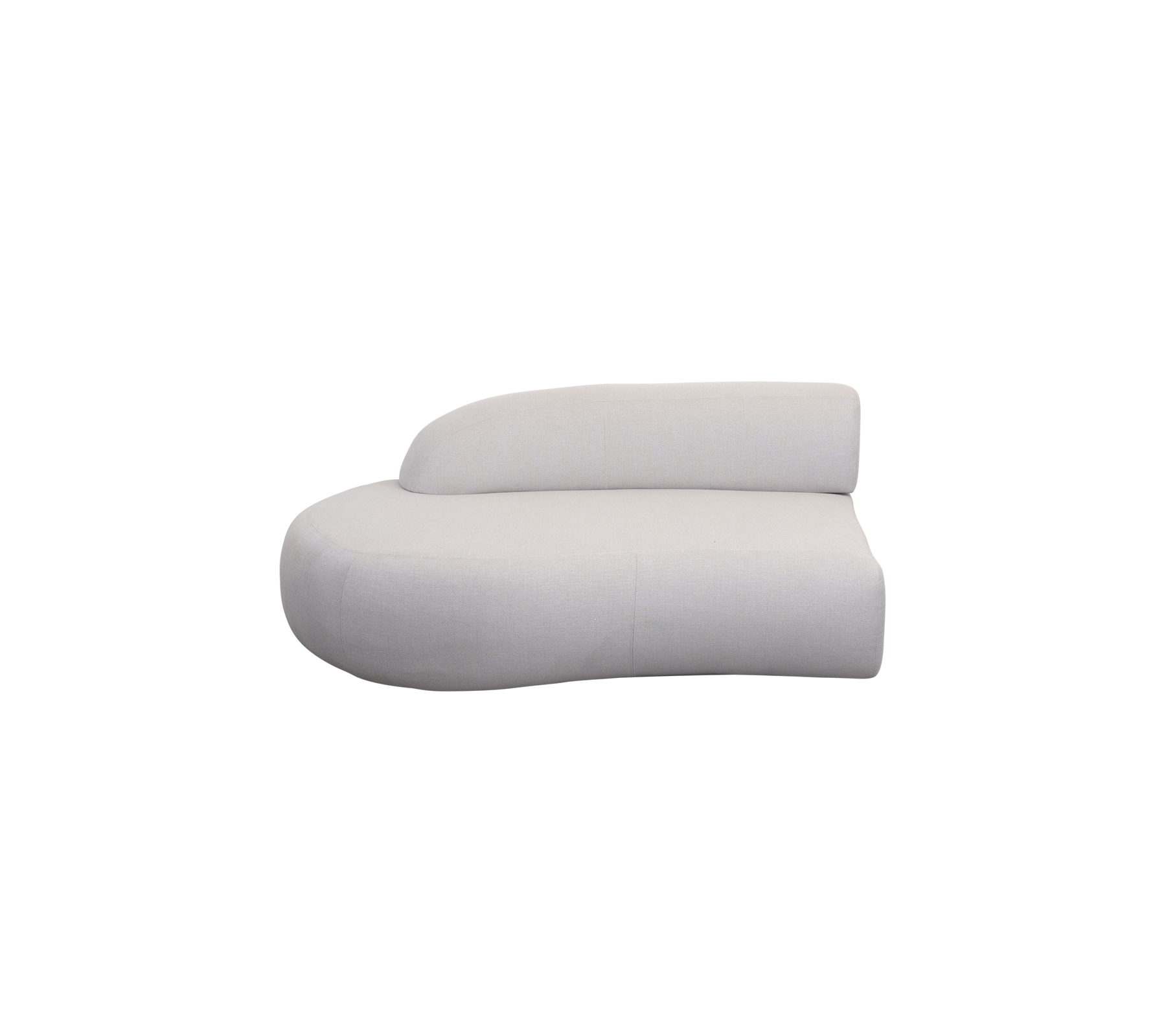 Sofá moderno curvado con una suave tapicería blanca, que presenta un diseño asimétrico único para un asiento con estilo.