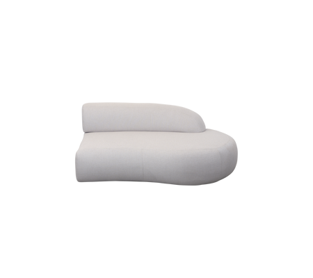 Sofá blanco curvado elegante con un diseño moderno, que presenta contornos suaves y una estética minimalista. Ideal para asientos con estilo.
